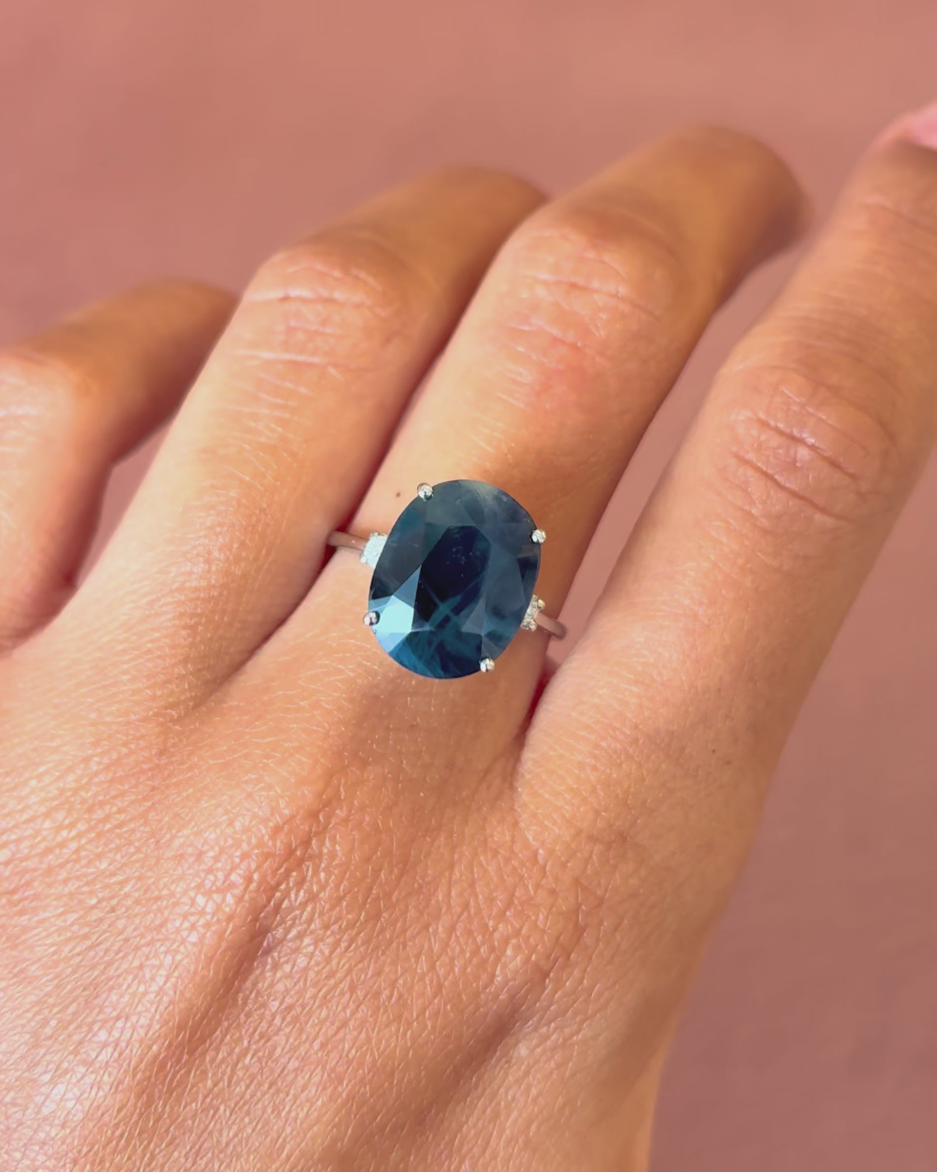 Anillo trilogía de zafiro de 10,40 quilates y diamantes «Mila»