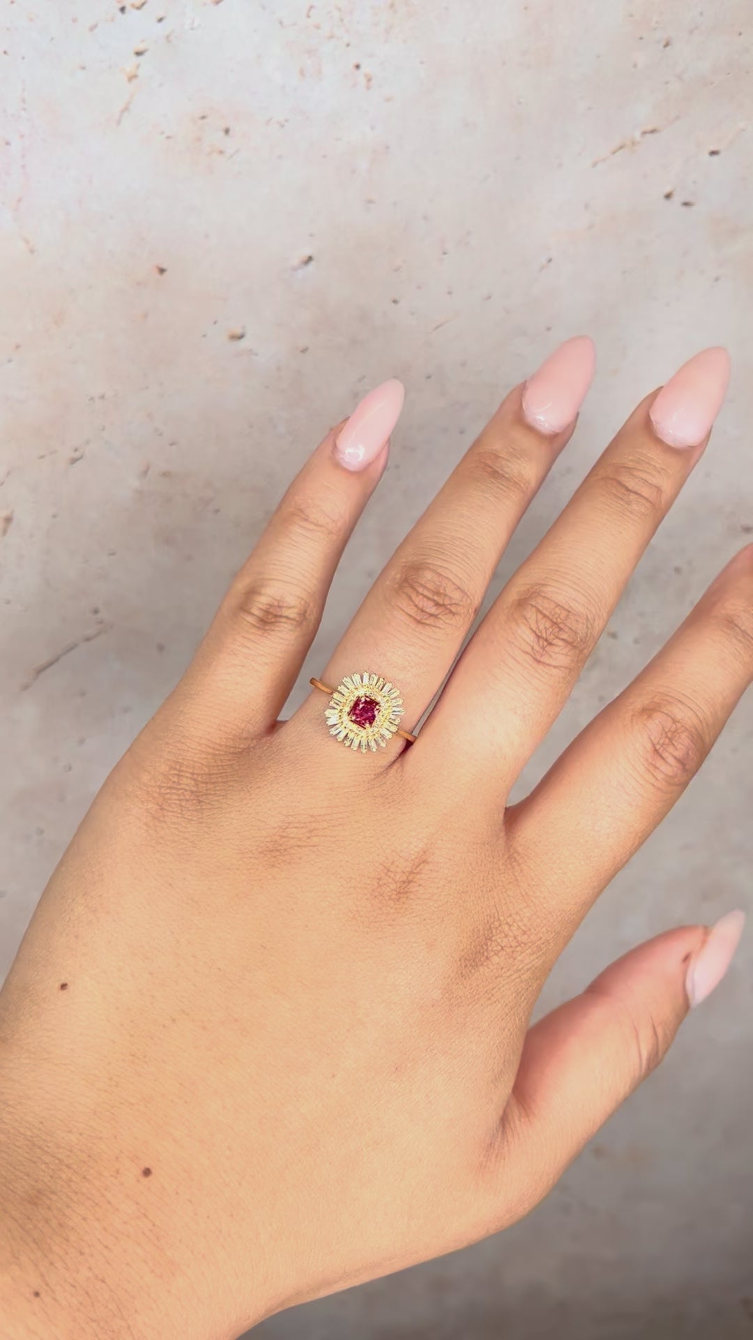 Anillo Marguerite con Espinela y Diamantes "Anissa"