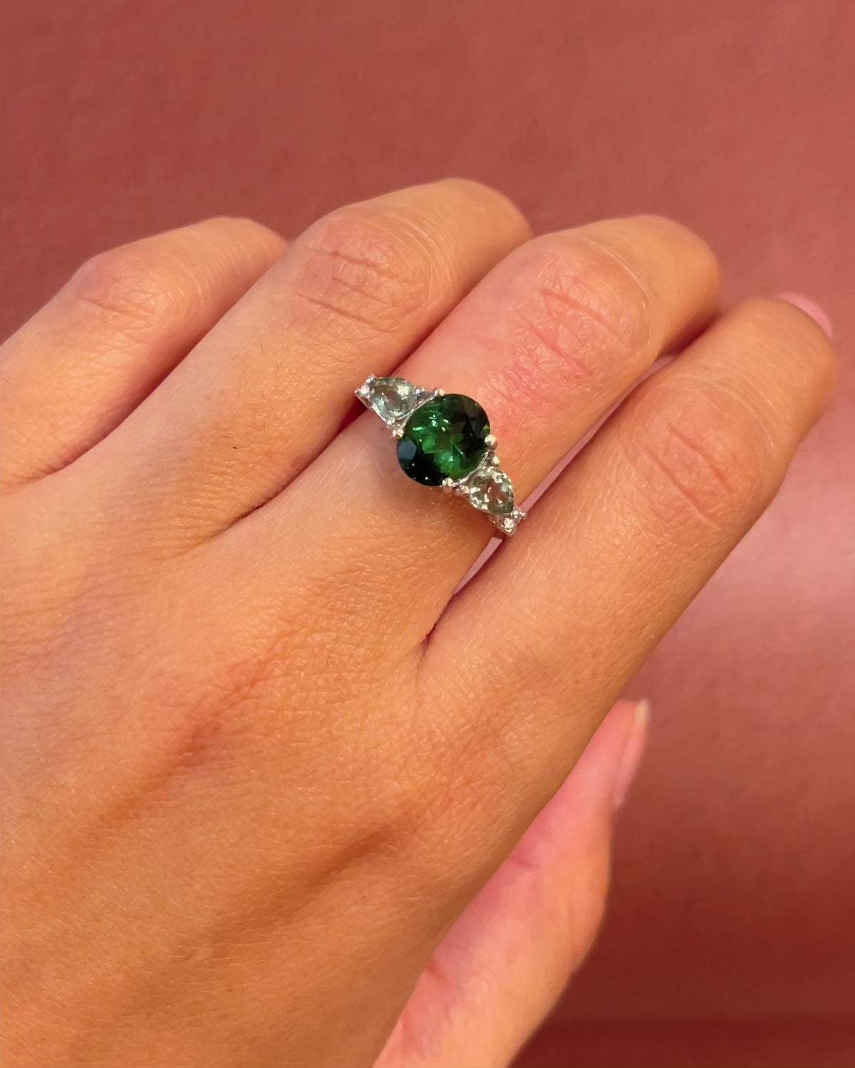 Bague Trilogie Tourmaline Verte 1.50 carat, Saphirs Verts 1.01 carat &amp; Diamants "Martha"