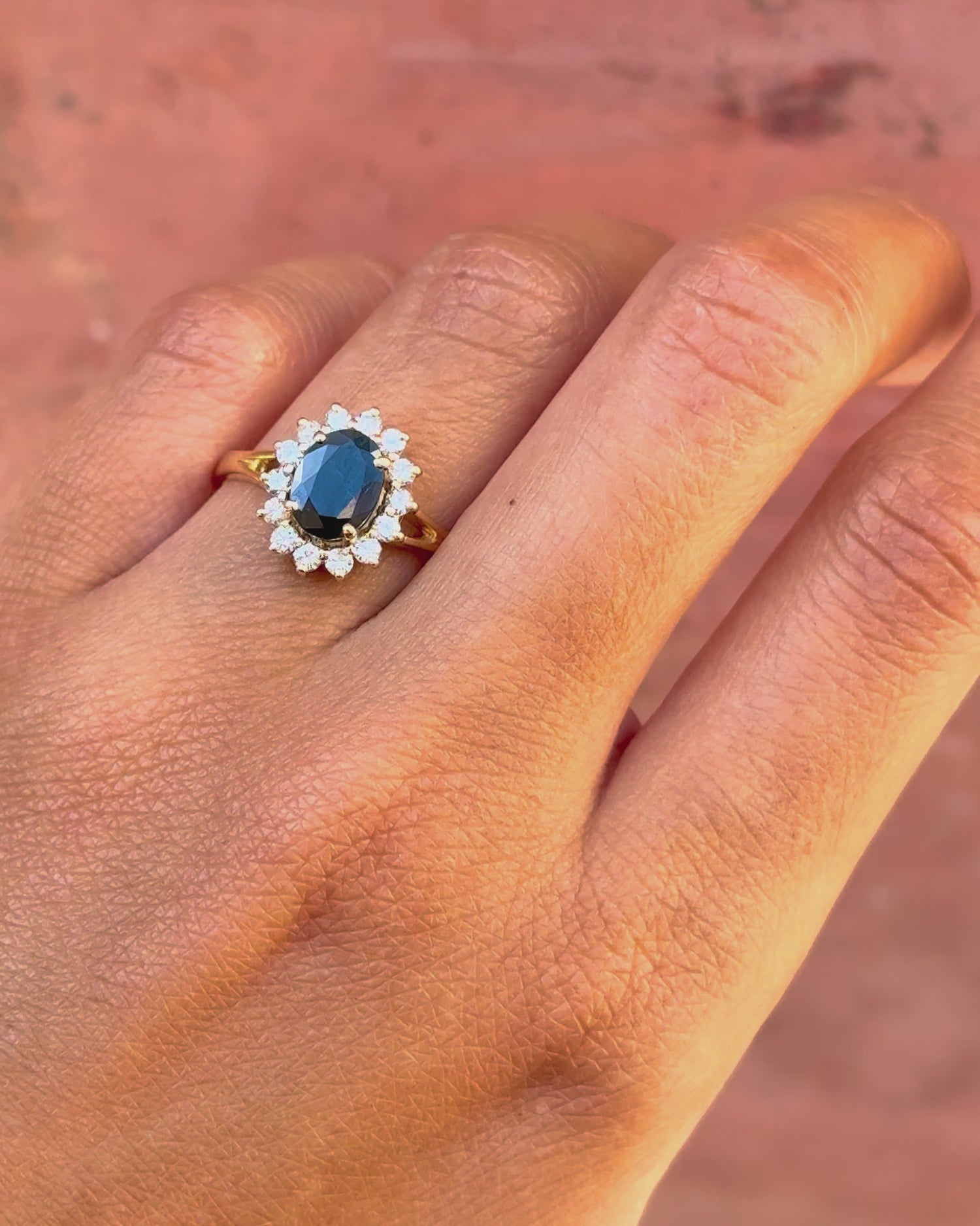 Anillo margarita de zafiro de 1,41 quilates y diamantes de 0,42 quilates «Dilara»