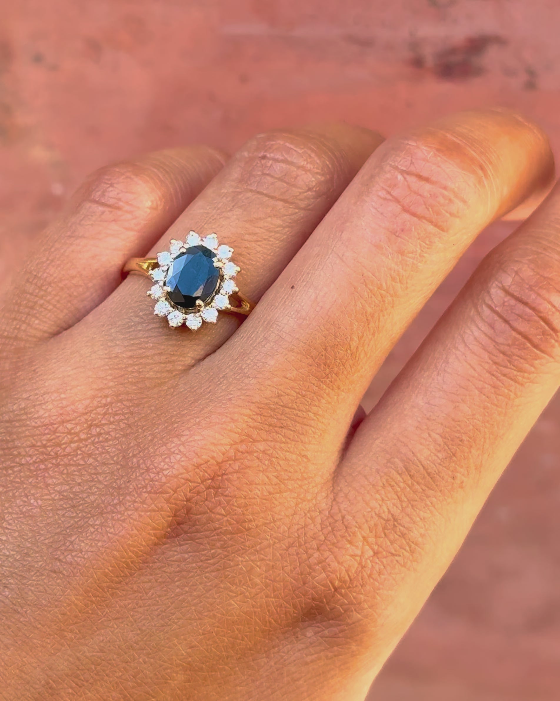 Anillo margarita de zafiro de 1,41 quilates y diamantes de 0,42 quilates «Dilara»