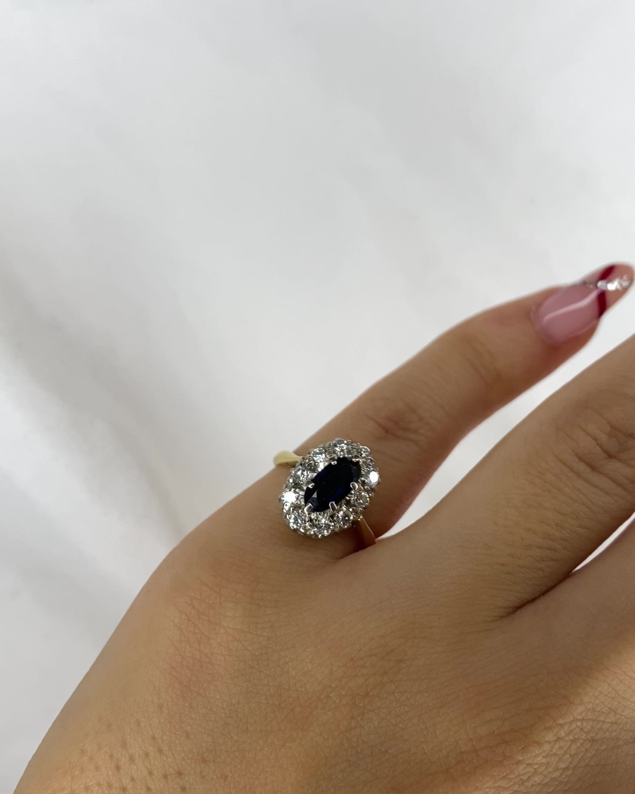 Anillo Margarita Zafiro 0.82 quilates y Diamantes 0.30 quilates "Laurine"