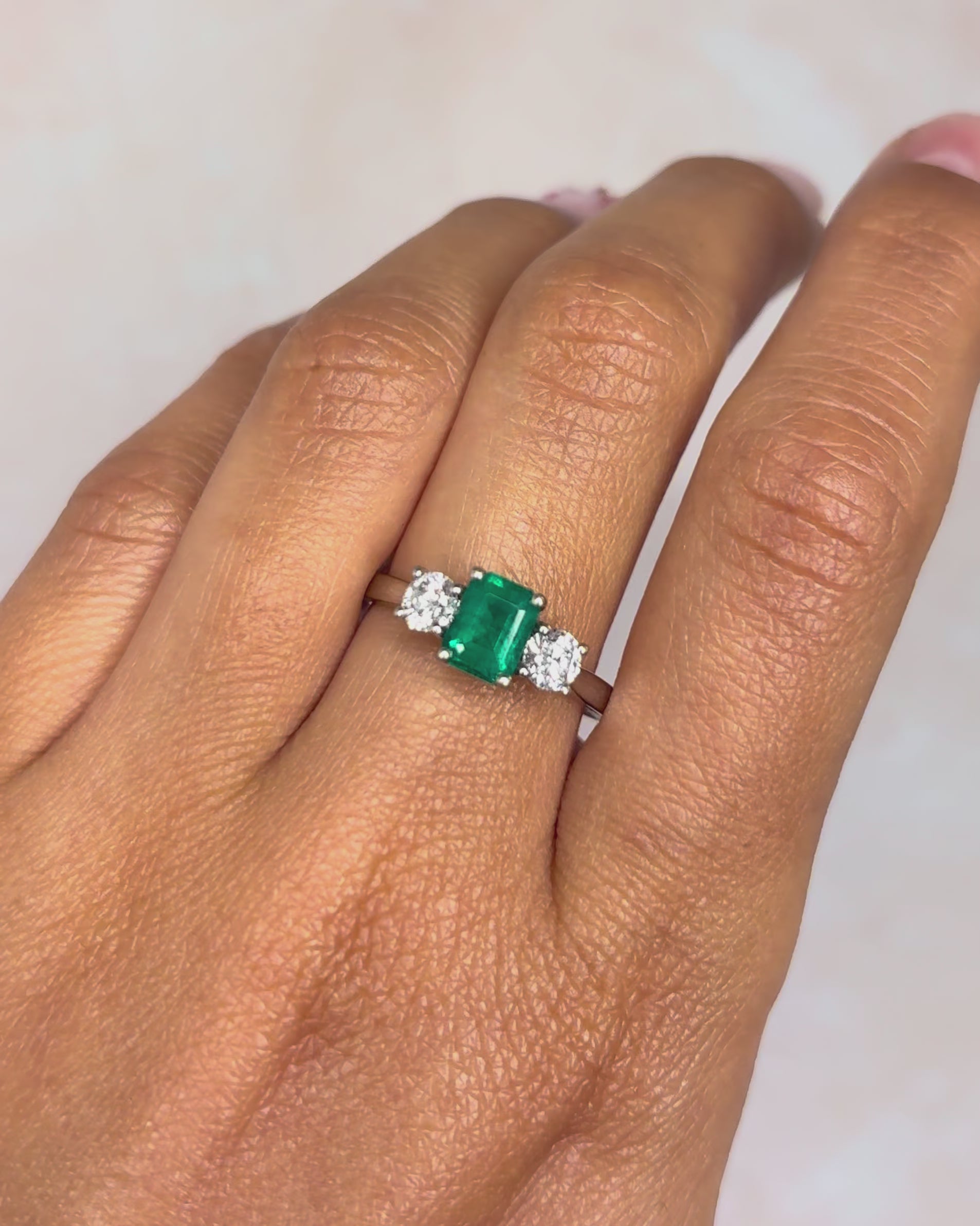 Anillo Trilogía Esmeralda 1.10 quilates y Diamantes 0.60 quilates "Billy"