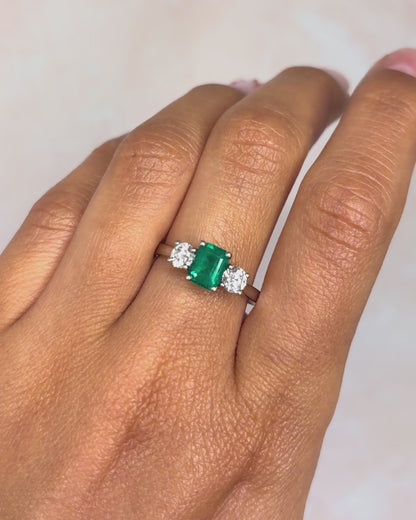 Anillo Trilogía Esmeralda 1.10 quilates y Diamantes 0.60 quilates "Billy"