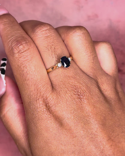 Anillo trilogía de zafiro de 1.06 quilates y diamantes «Alice»