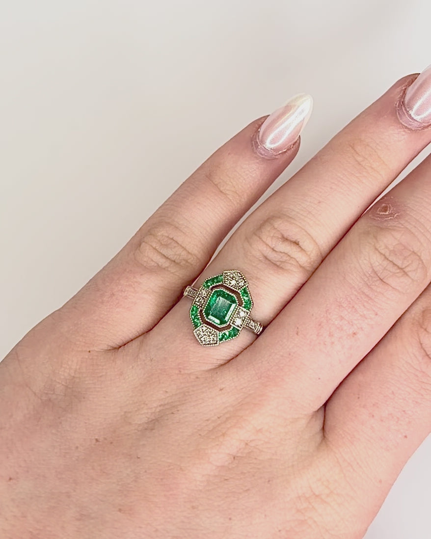 Anillo estilo Art Déco con esmeraldas colombianas de 0,77 quilates y 20 diamantes "Rosie"