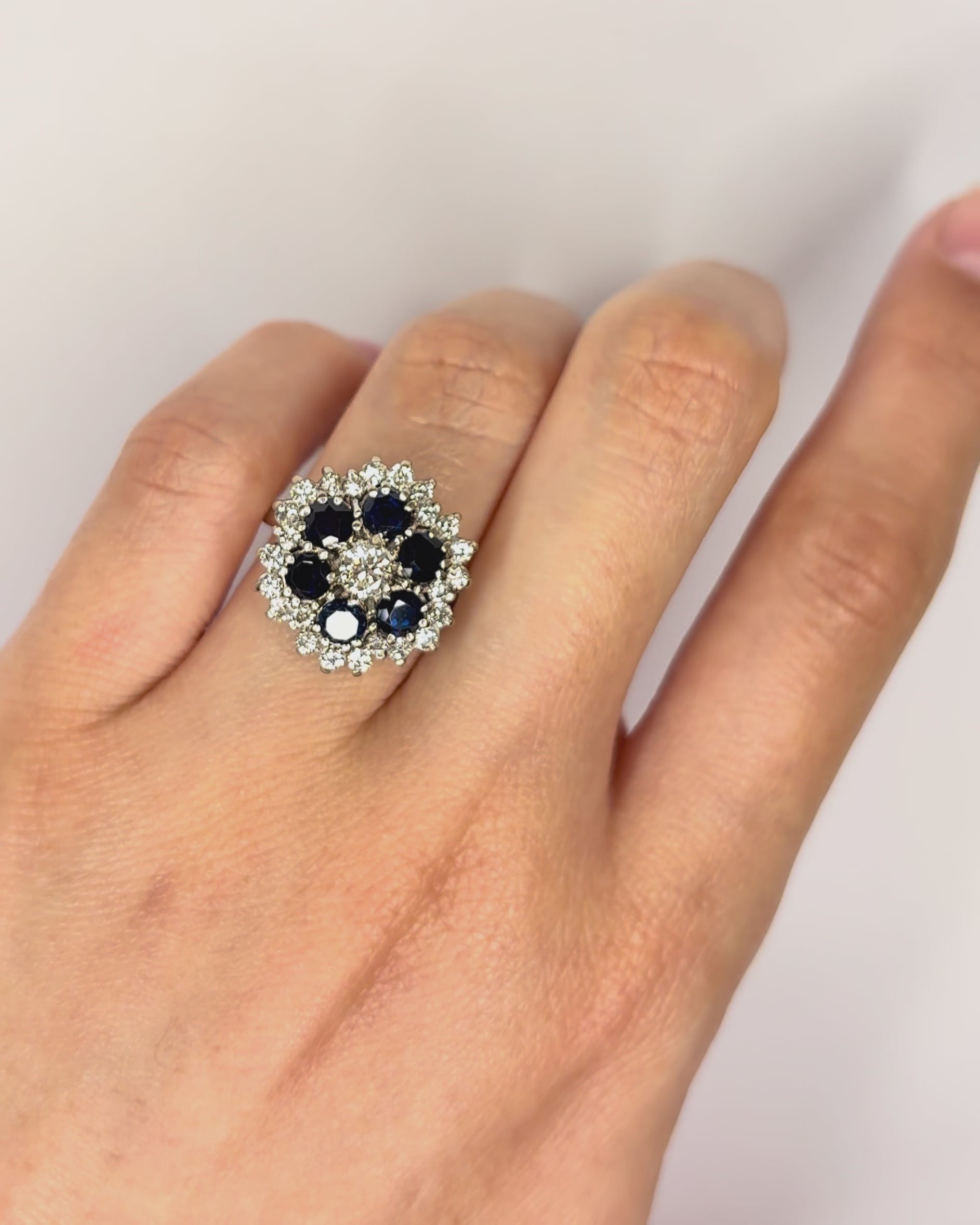 Bague Marguerite Saphirs 1 carat, Diamants 0.68 carats &amp; Or 6.59g "Loeva"