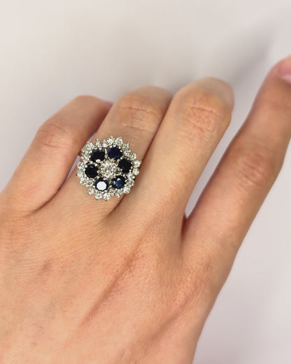 Bague Marguerite Saphirs 1 carat, Diamants 0.68 carats &amp; Or 6.59g "Loeva"
