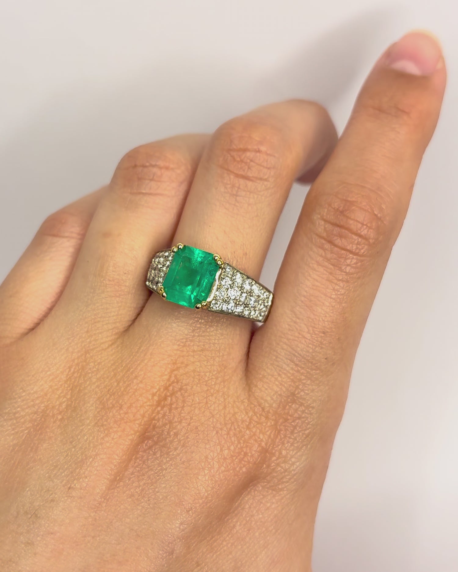 Bague Jonc Émeraude 3.80 carats, Diamants 1.08 carat &amp; Or 8,7g "Florine"