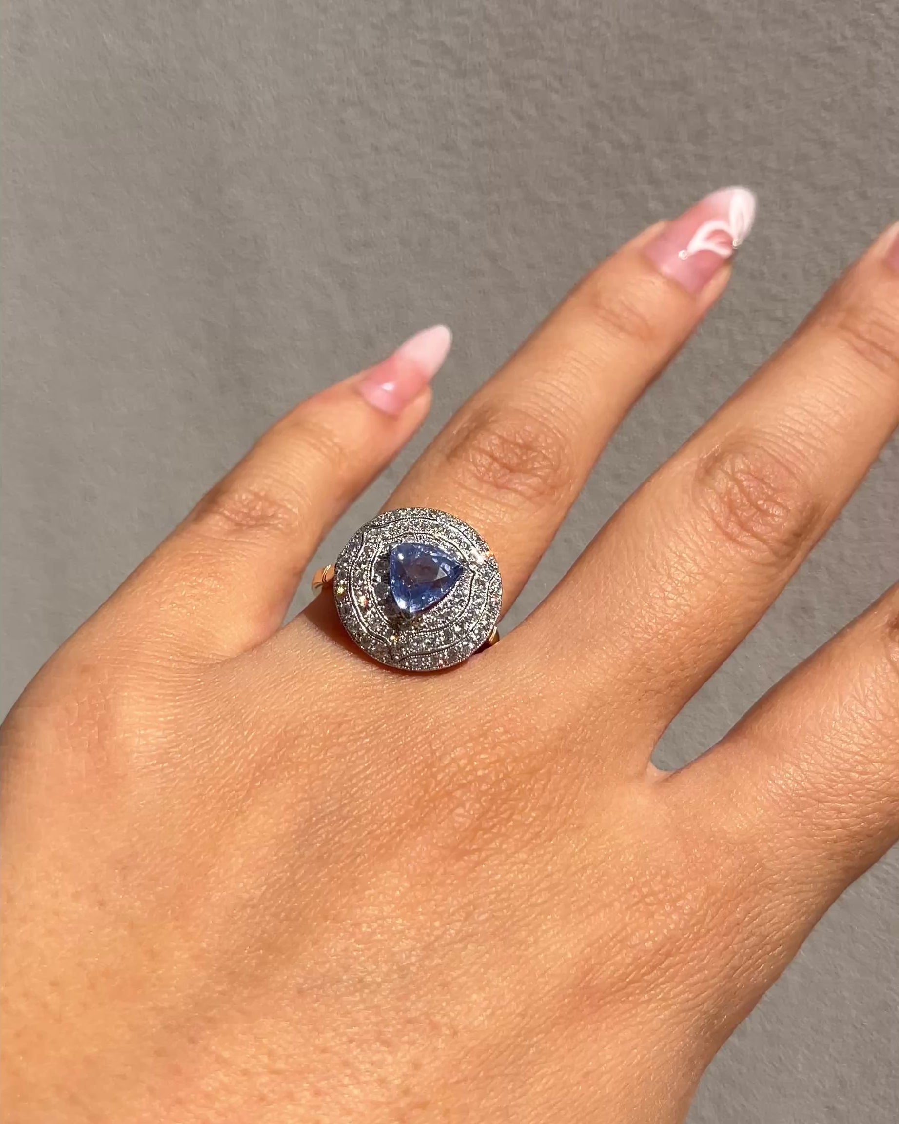 Bague style Art déco Saphir 1.80 carat &amp; 60 Diamants "Grace"