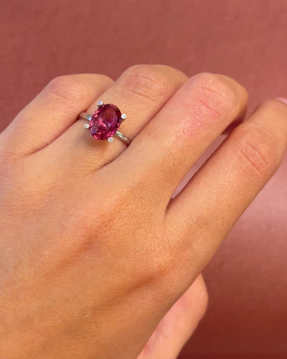 Anillo solitario de turmalina rosa de 1.90 quilates y diamantes «Vicky»