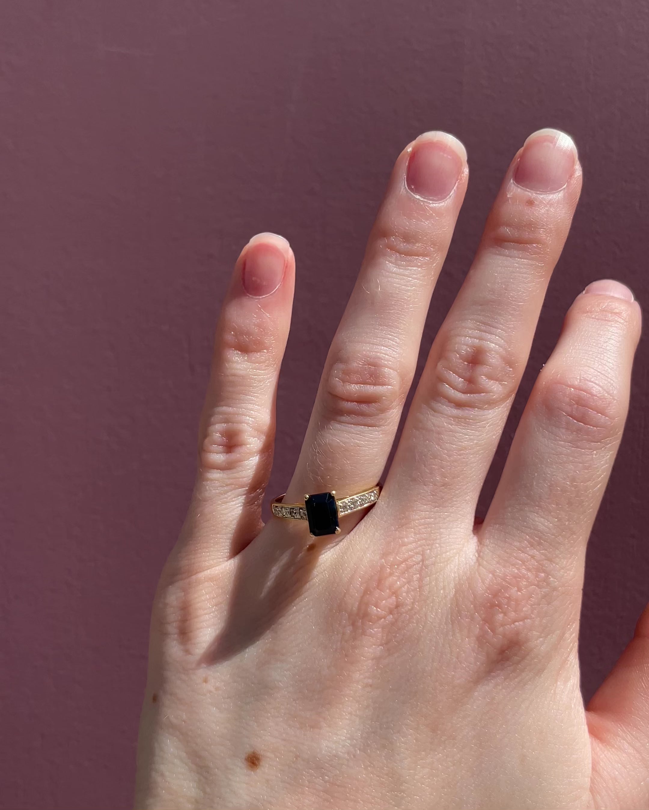 Anillo solitario zafiro 1.30 quilates y 8 diamantes "Loli"
