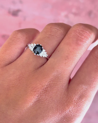 Anillo trilogía de zafiro de 0.95 quilates y diamantes de 0.42 quilates "Constance"