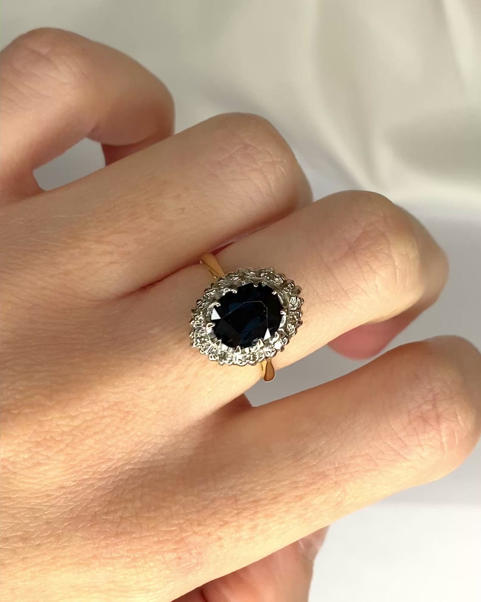 Anillo Marguerite Zafiro 2.50 quilates y Diamantes "Héloise"