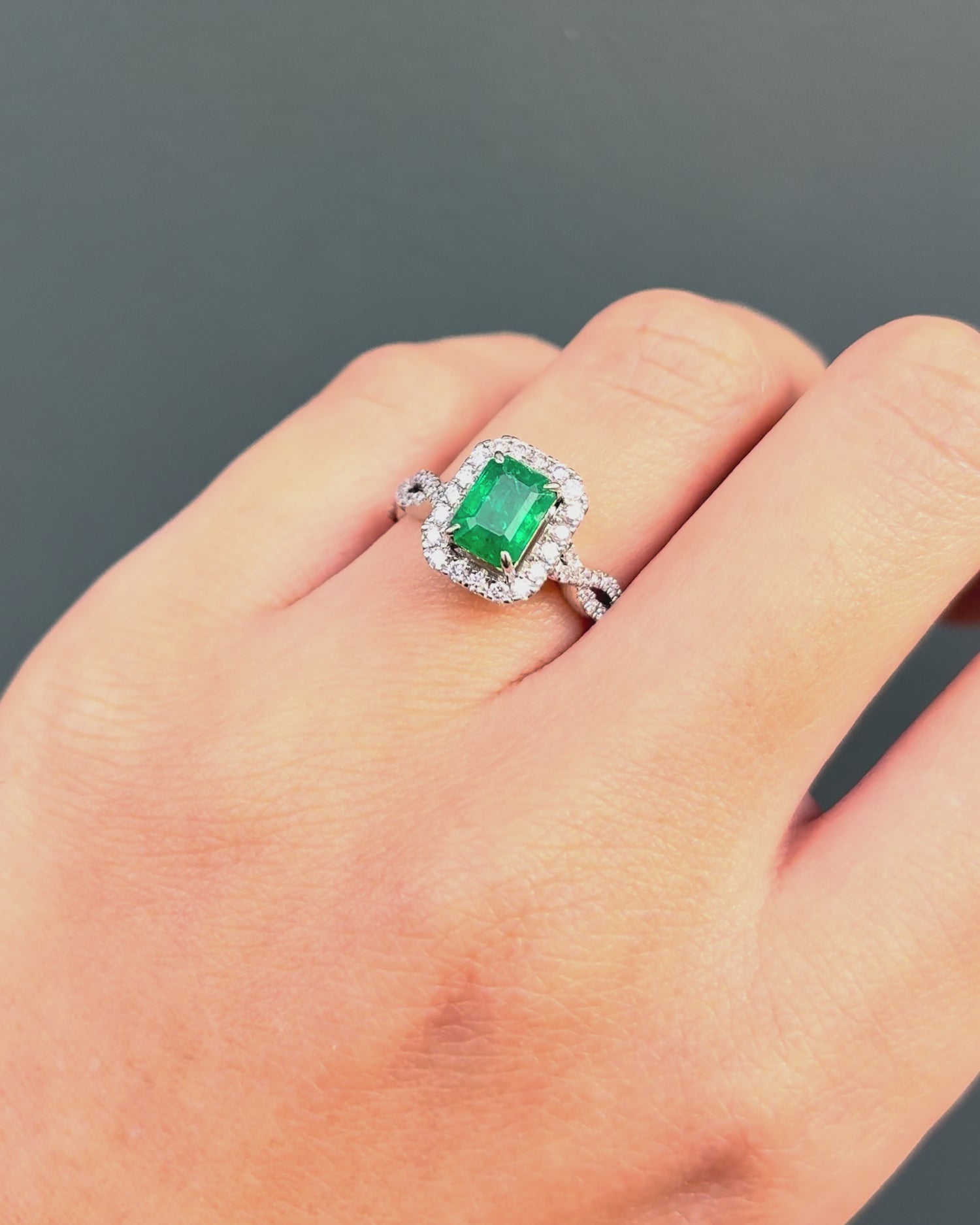 Bague Style Art déco Émeraude 1 carat &amp; 66 Diamants &quot;Nadège&quot;