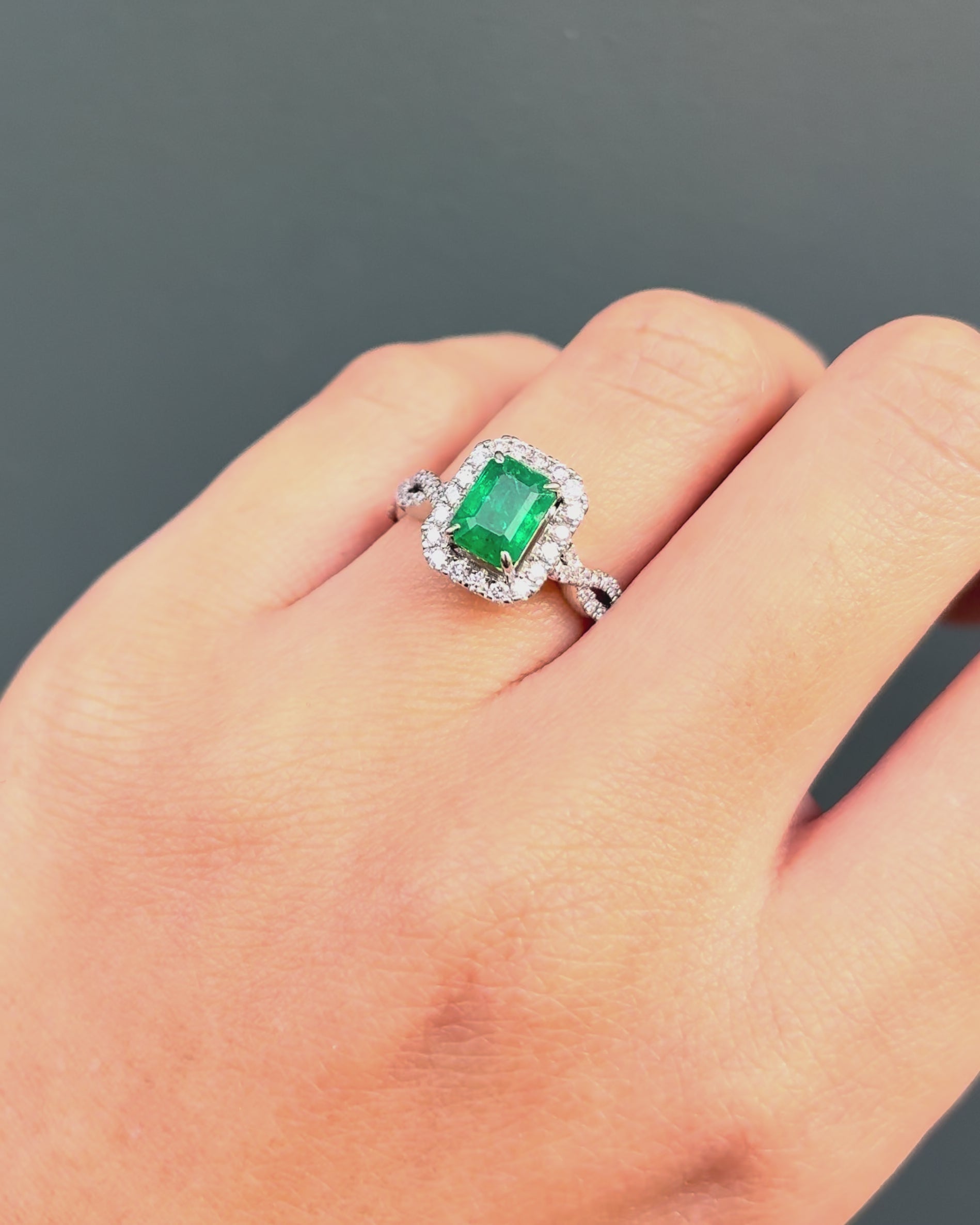 Bague Style Art déco Émeraude 1 carat &amp; 66 Diamants "Nadège"