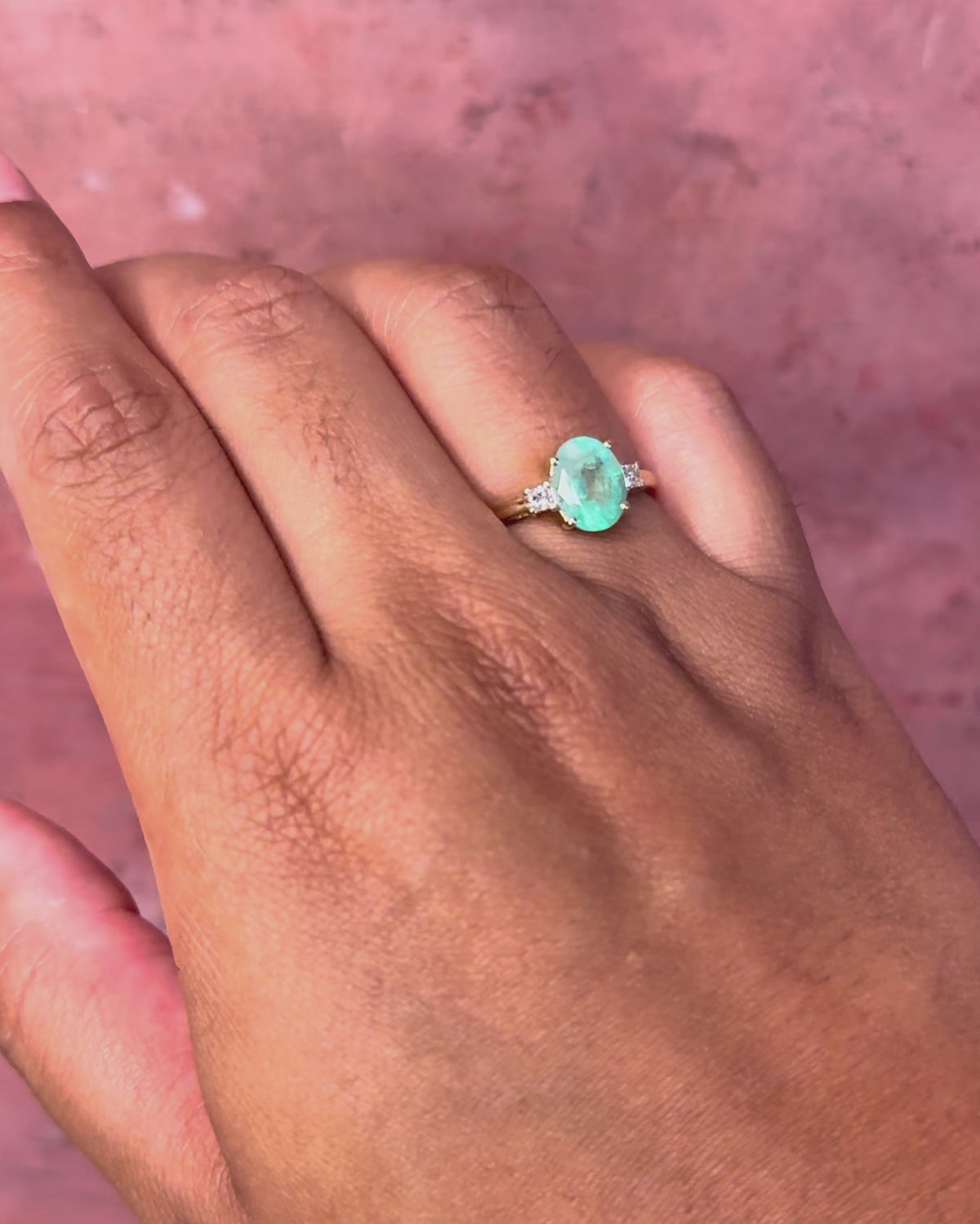 Anillo trilogía de esmeralda de 1.60 quilates y diamantes «Agathe»