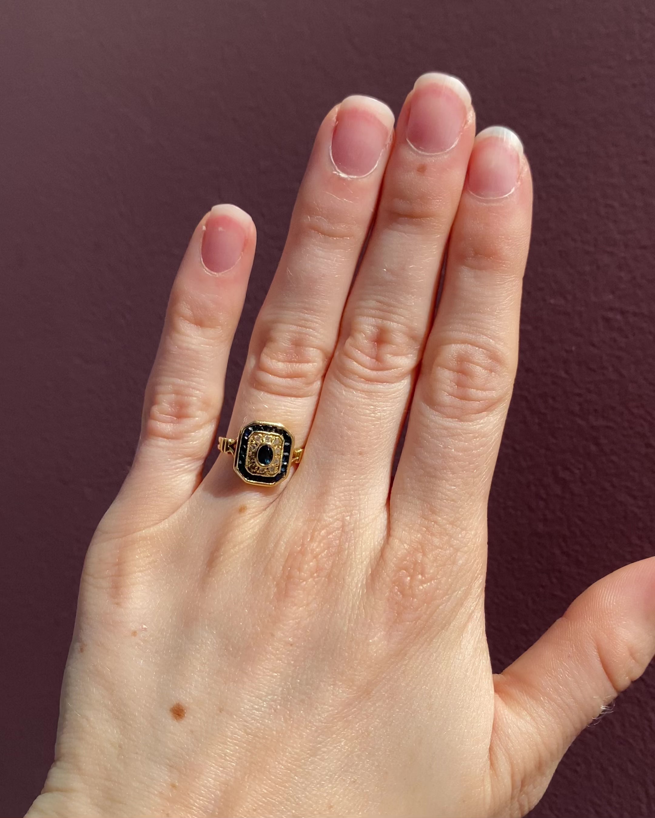 Anillo estilo Art Déco zafiros y diamantes "Nyssa"
