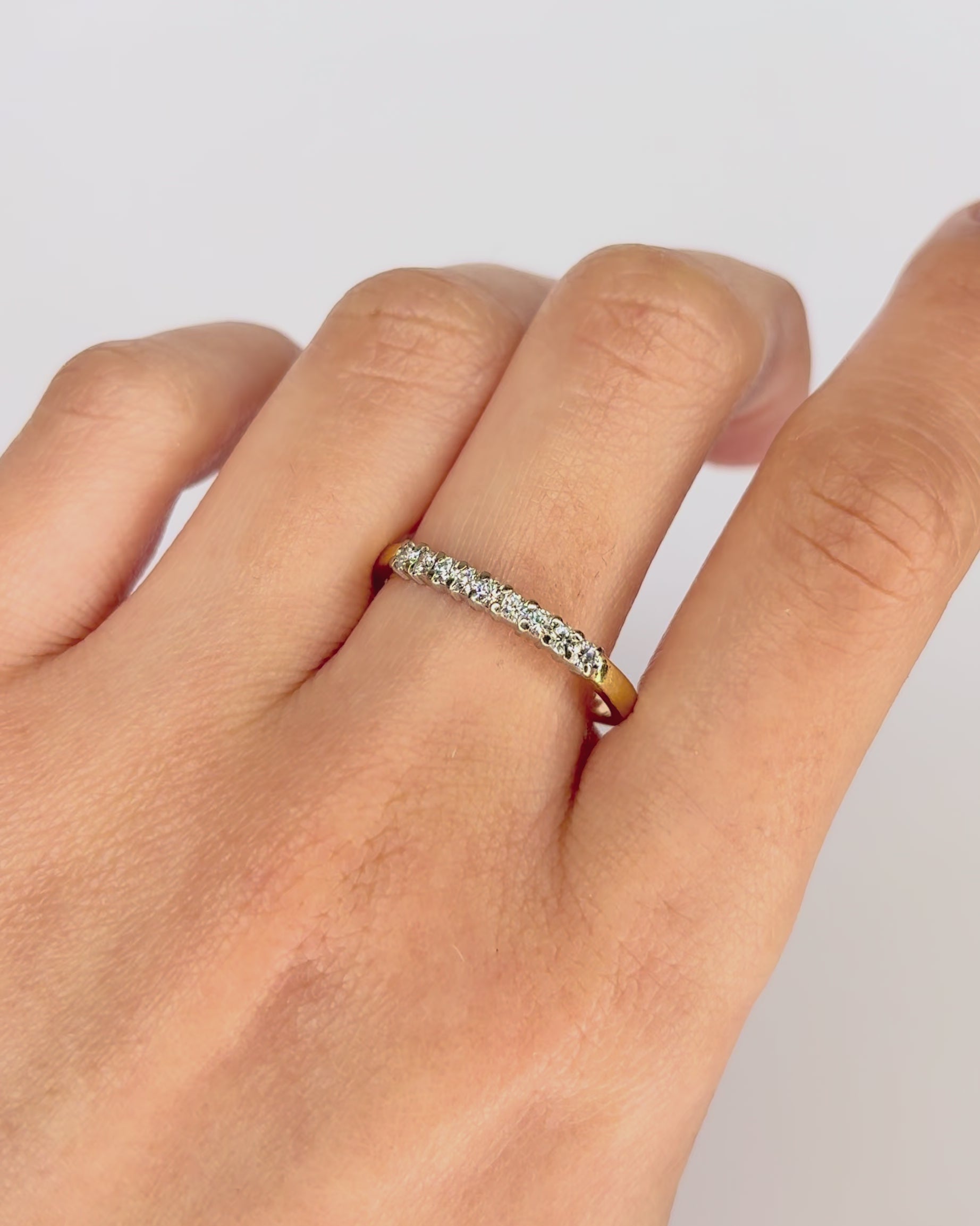 Anillo de media alianza con diamantes "Dalila"