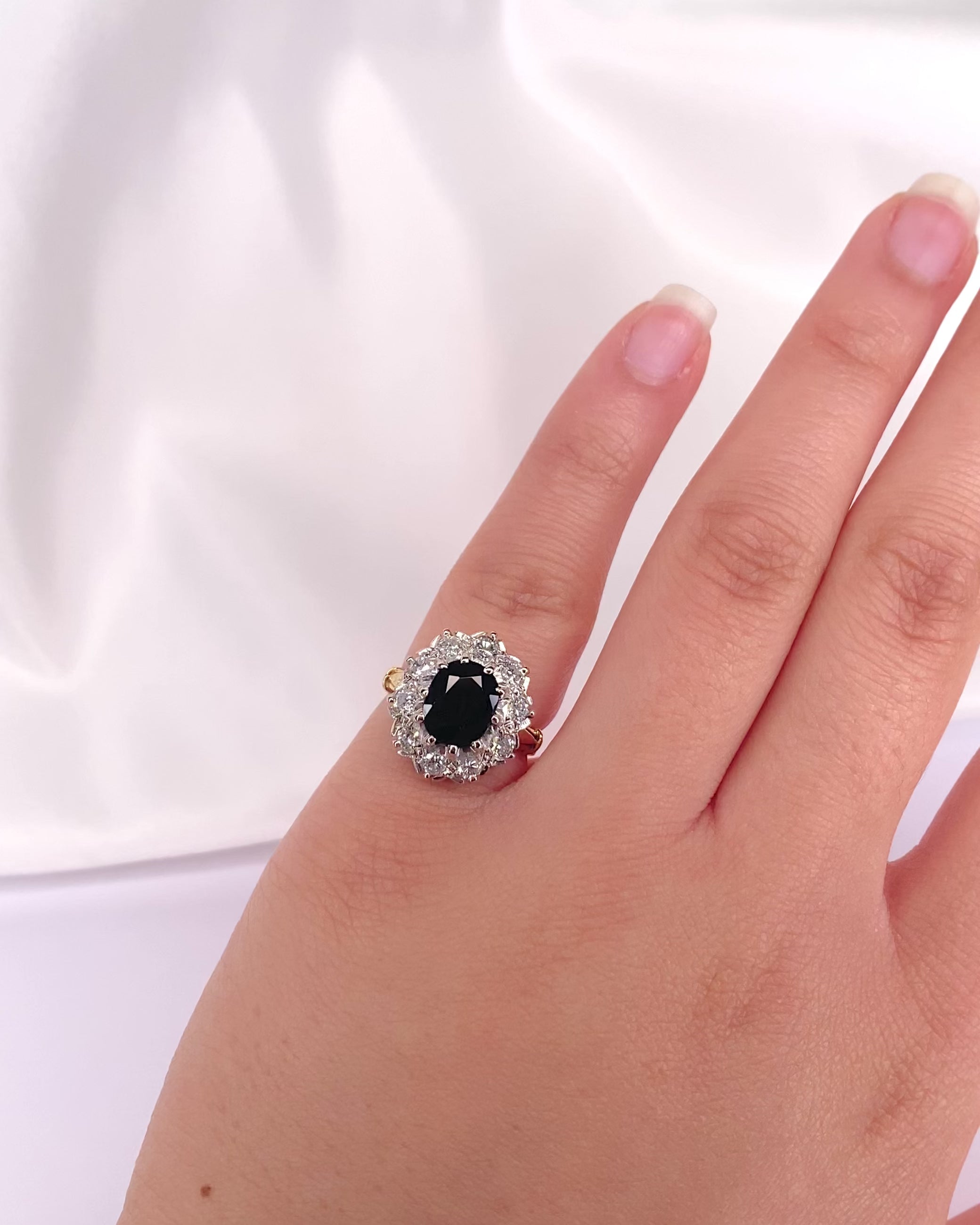 Bague Marguerite Saphir 2.75 carats, Diamants 0.70 carat &amp; Or 5.39g "Solene"