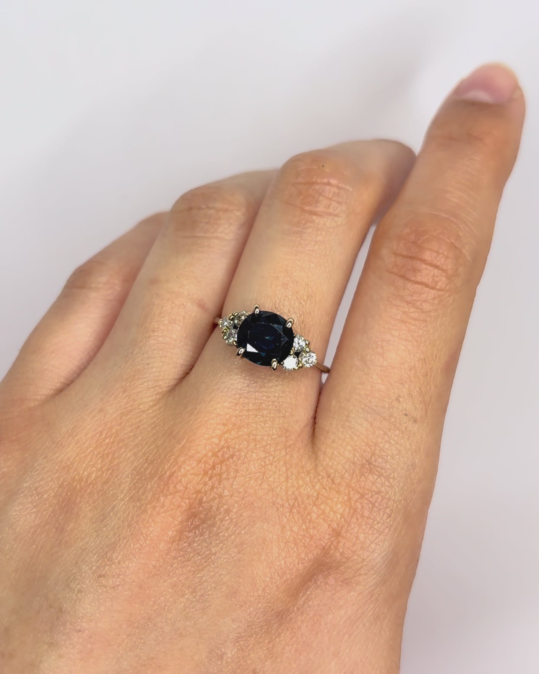 Bague Trilogie Saphir 2.60 carats &amp; Diamants 0.36 carat "Émilie"