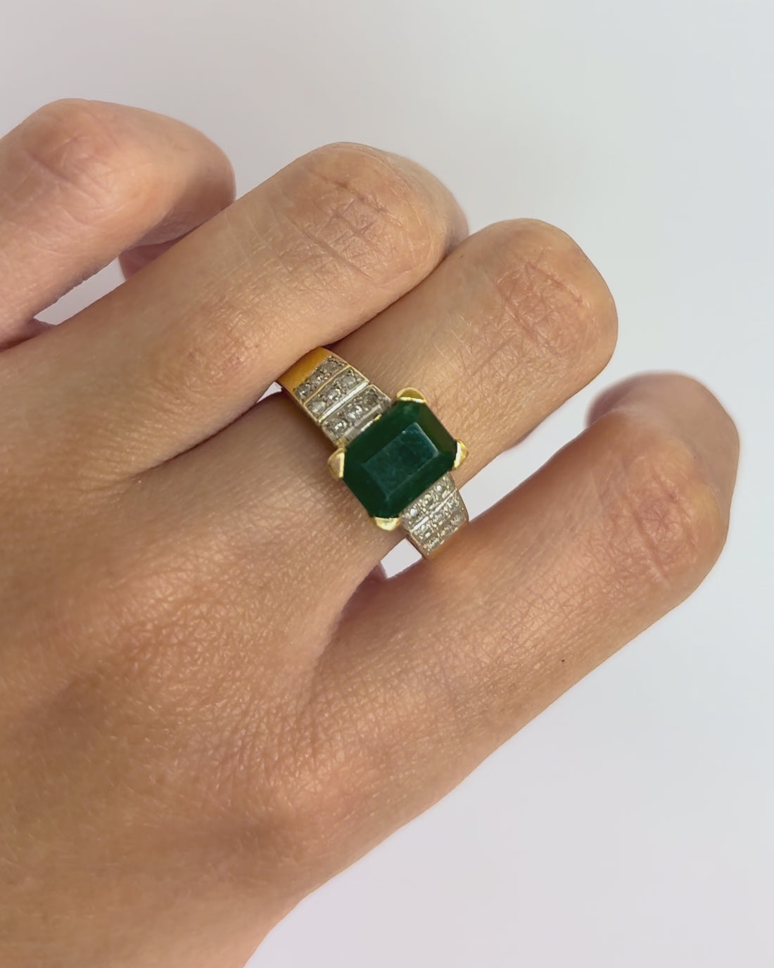 Bague Solitaire Émeraude 2.50 cts &amp; 30 Diamants &quot;Athéna&quot;