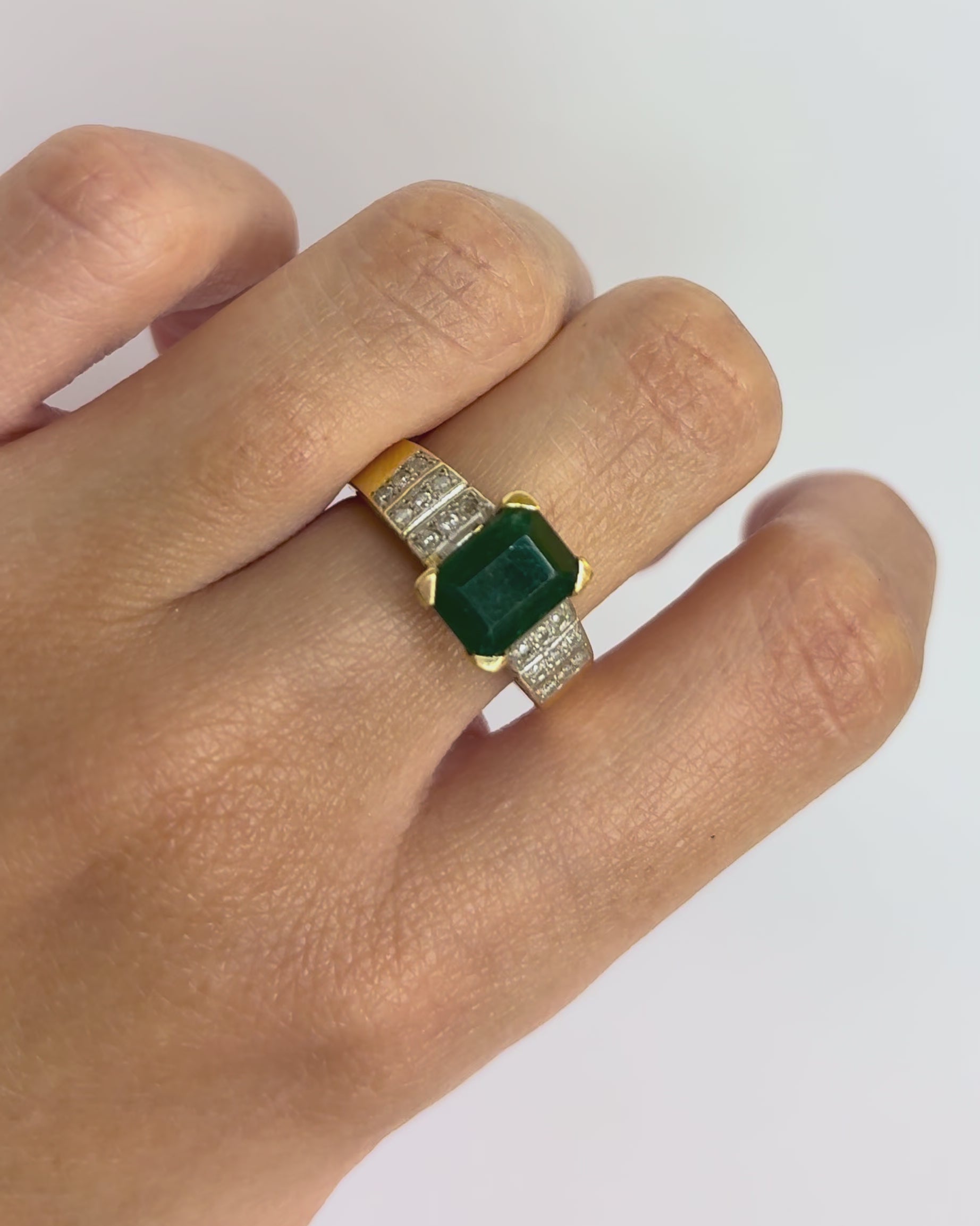 Bague Solitaire Émeraude 2.50 cts &amp; 30 Diamants "Athéna"