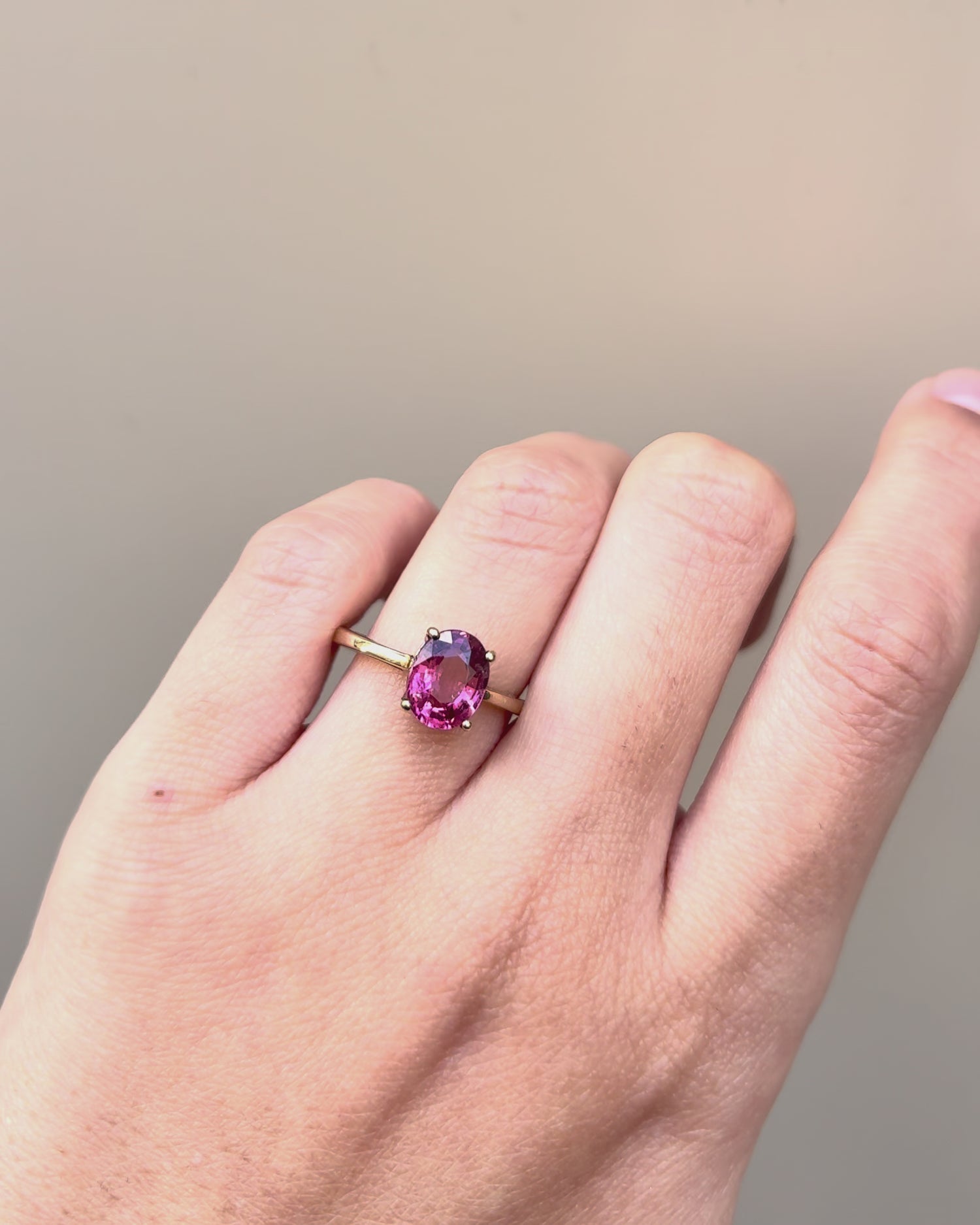 Anillo solitario de turmalina rosa 1.84 quilates &quot;Leslie&quot;