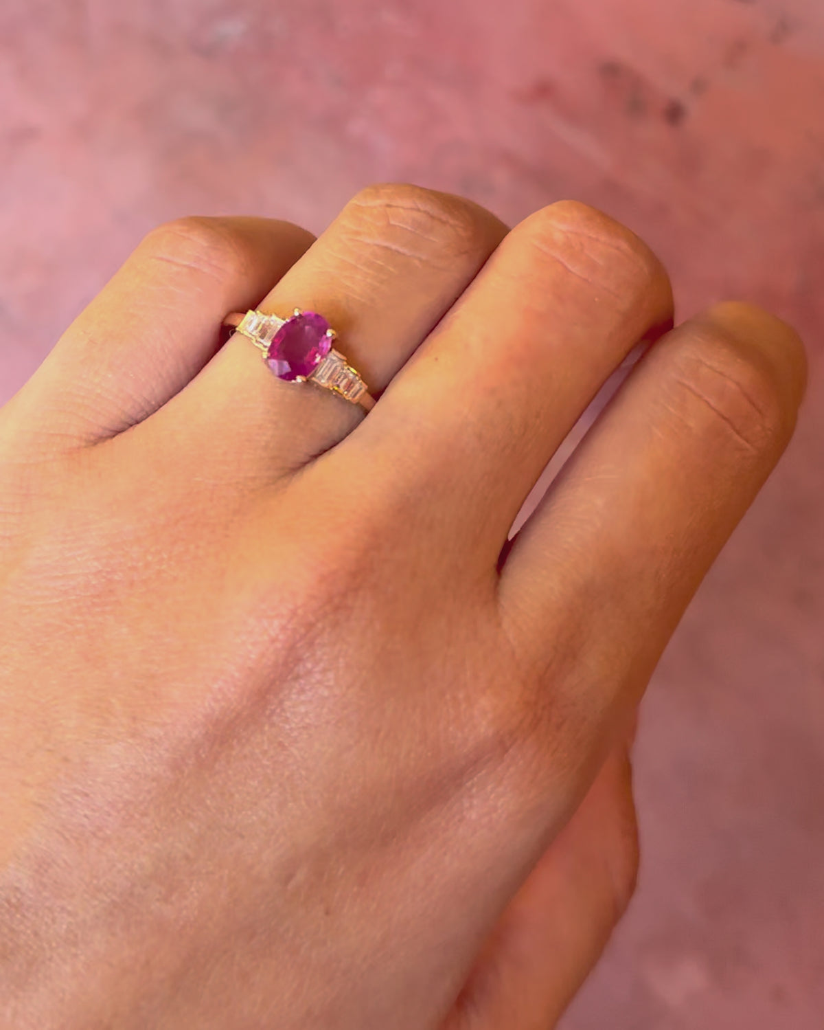 Anillo trilogía de zafiro rosa de Ceilán de 0.85 quilates y diamantes de 0.23 quilates «Laurie»