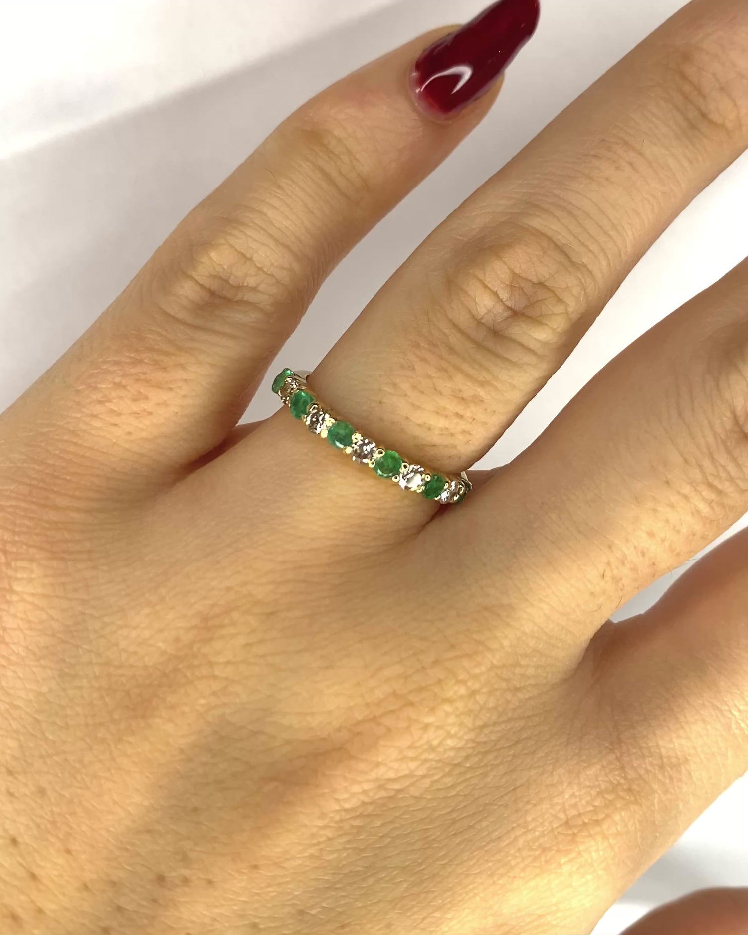 Demi-alliance Émeraudes &amp; Diamants 0.35 carat &quot;Julianne&quot;