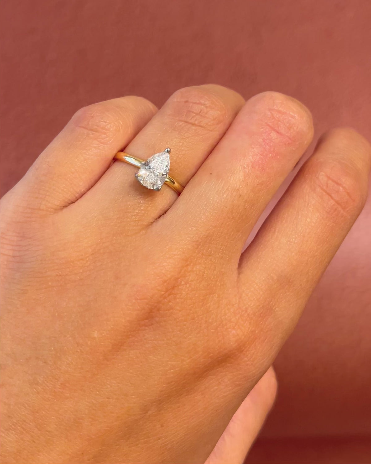 Anillo solitario de diamante talla pera de 0.92 quilates F/VS2 «Alexandra»