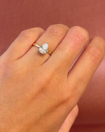 Anillo solitario de diamante talla pera de 0.92 quilates F/VS2 «Alexandra»
