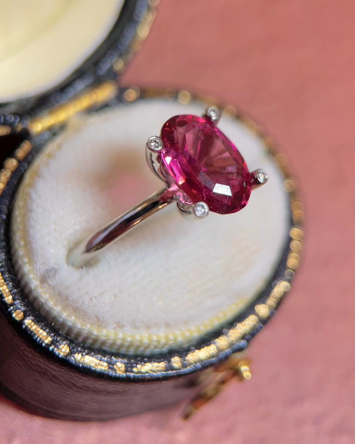 Anillo solitario de turmalina rosa de 1.90 quilates y diamantes «Vicky»