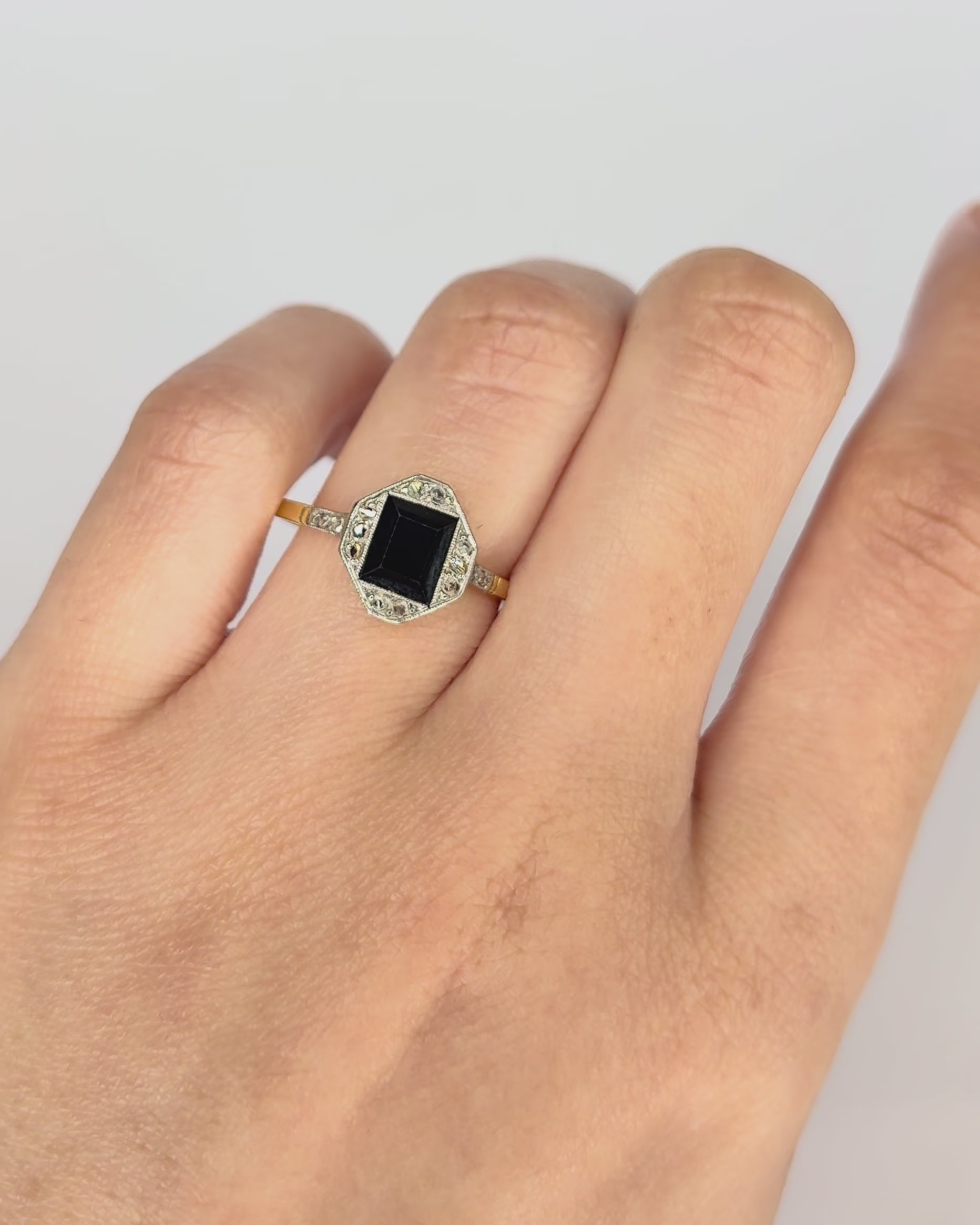 Anillo Art Déco Zafiro 1.45 quilates y Diamantes "Vincianne"