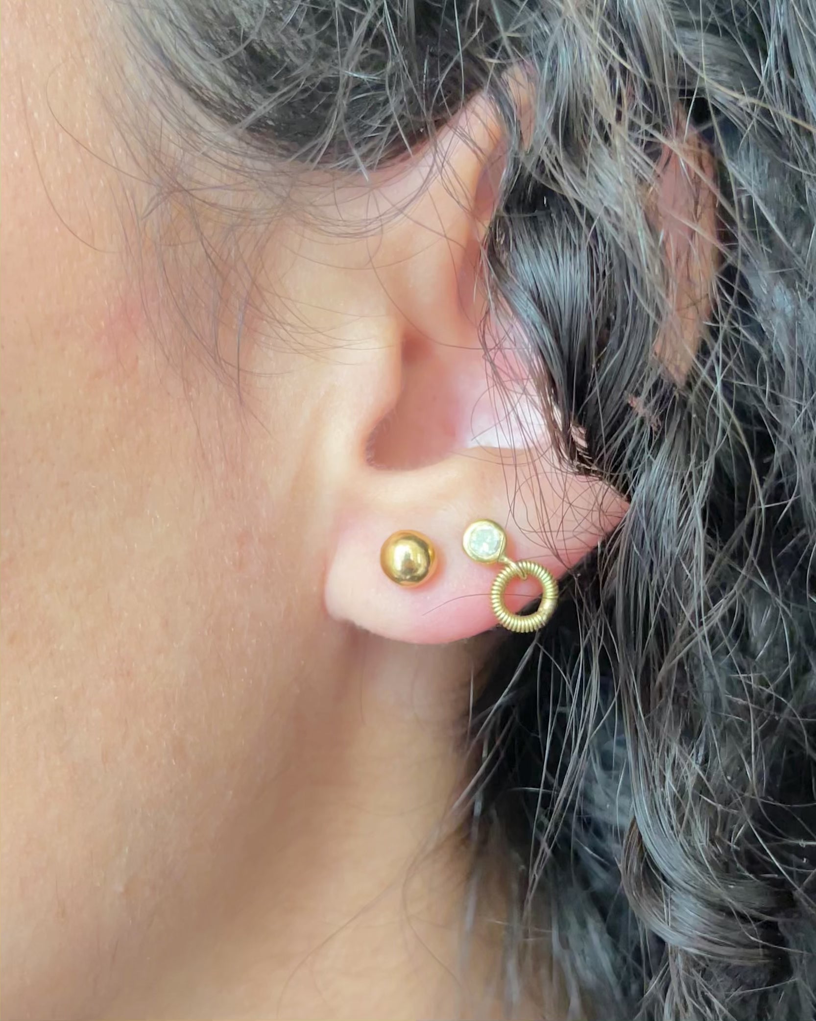 Pendientes de botón de oro de 18 quilates "Lilia"