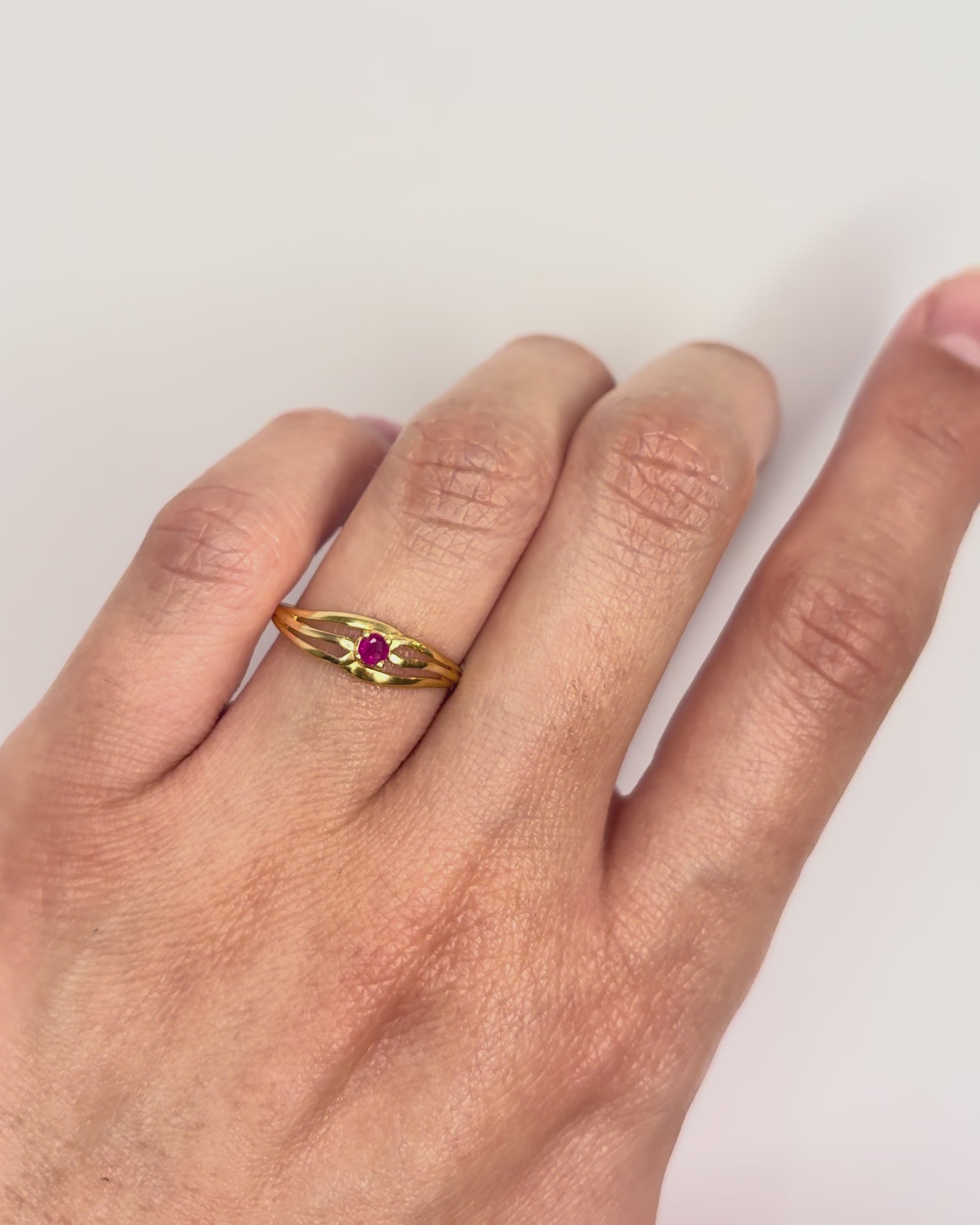 Solitary Ruby Ring "Callisto"