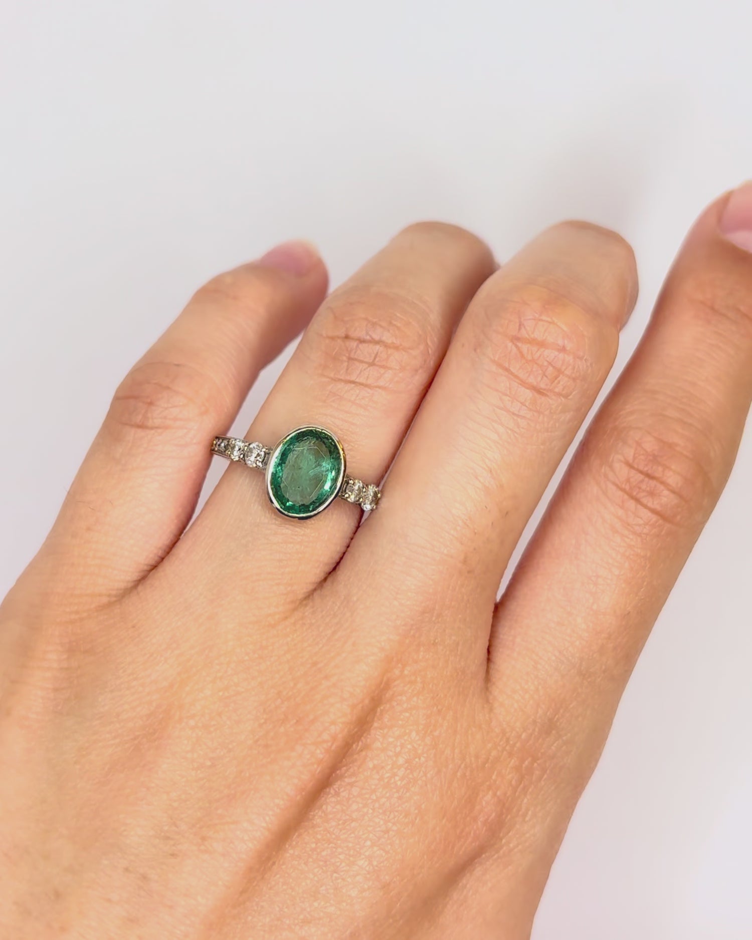 Bague Solitaire Émeraude 1.38 carat &amp; Diamants 0.31 carat "Elia"