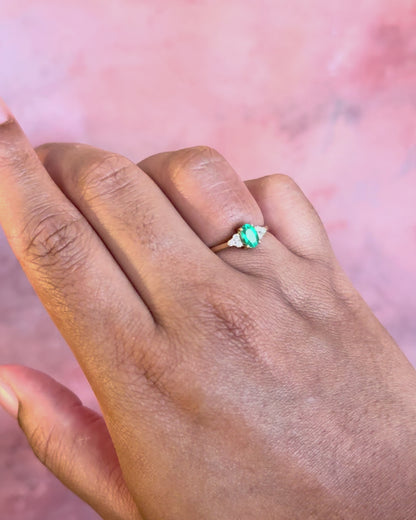 Bague Trilogie Émeraude 0.55 carat &amp; Diamants "Nadine"