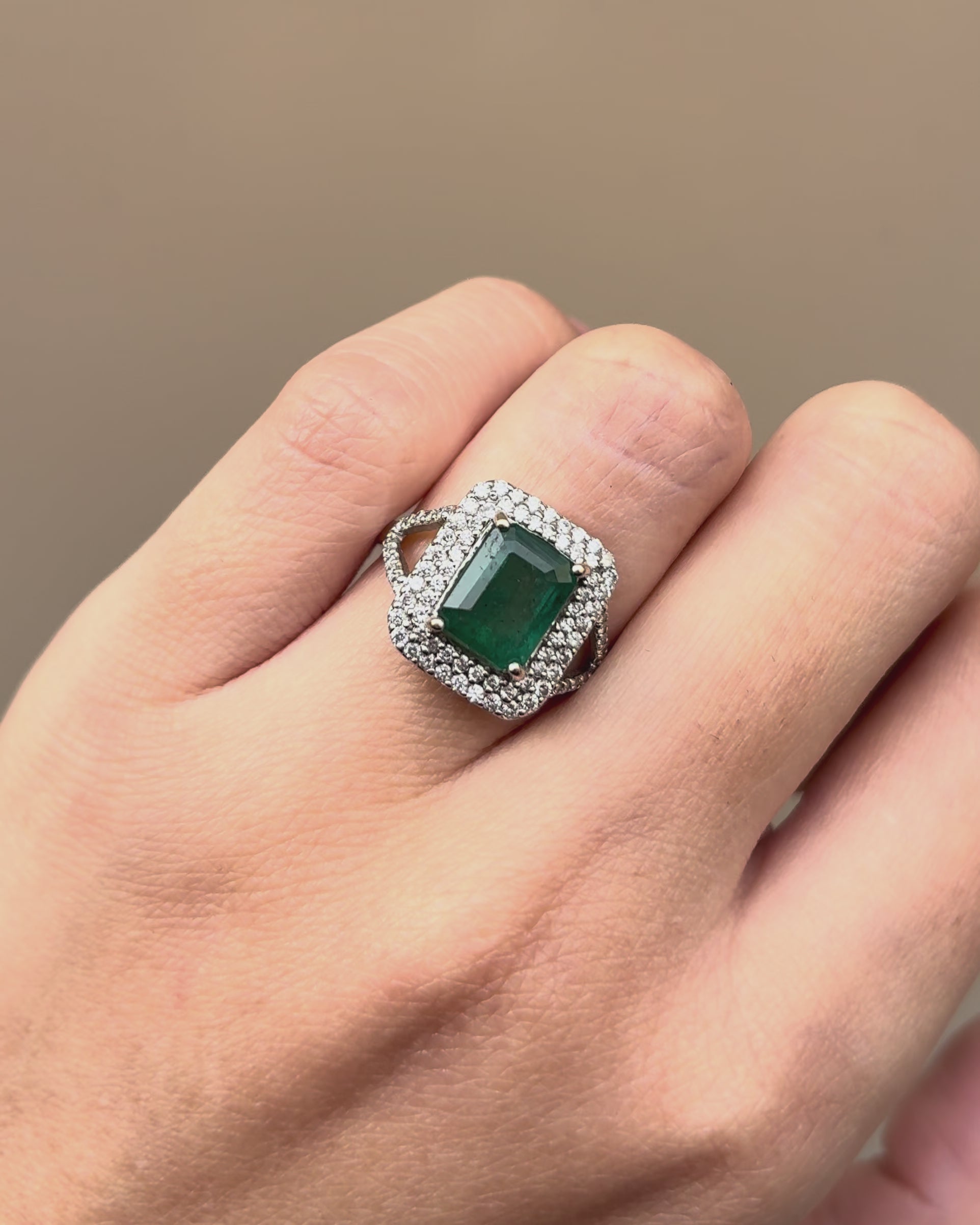 Marguerite Ring Art Deco Style Emerald 2.88 carats &amp; Diamonds 0.84 carat &quot;Cecilia&quot;