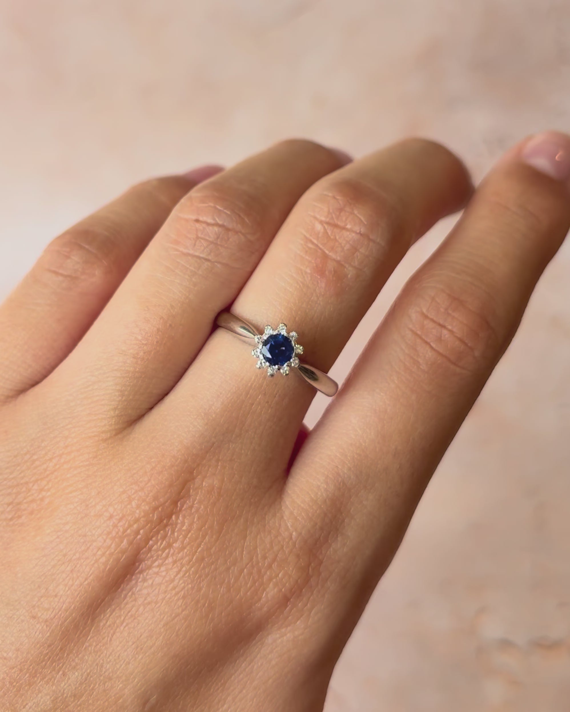 Bague Marguerite Saphir 0.56 carat &amp; Diamants "Silvia"