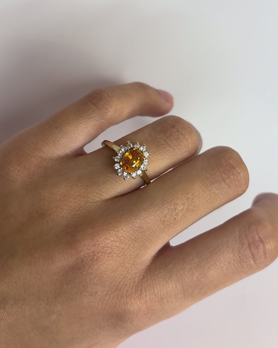 Bague Marguerite Grenat Hessonite 1.40 carat &amp; 14 Topazes Blanches &quot;Orlane&quot;