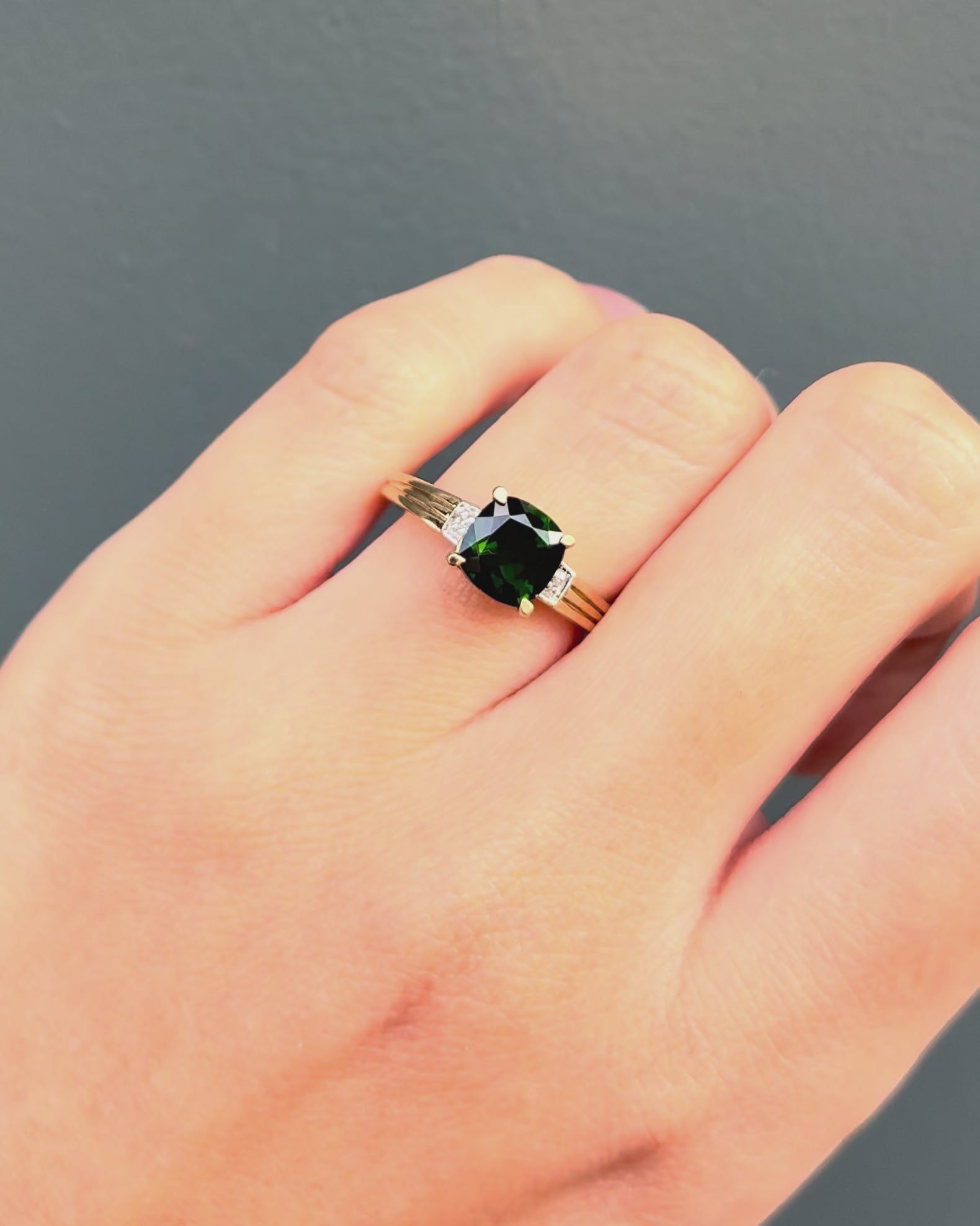 Anillo Trilogía Diopsido 1.55 quilates y 2 Diamantes "Ariane"