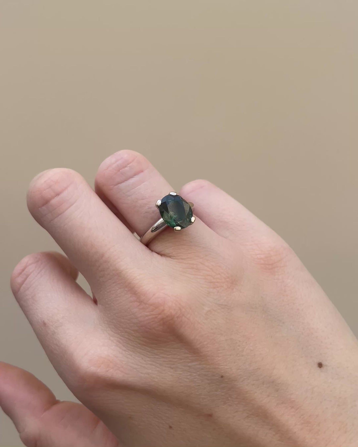 Bague Solitaire Saphir Vert 5.65 carats &quot;Rirae&quot;