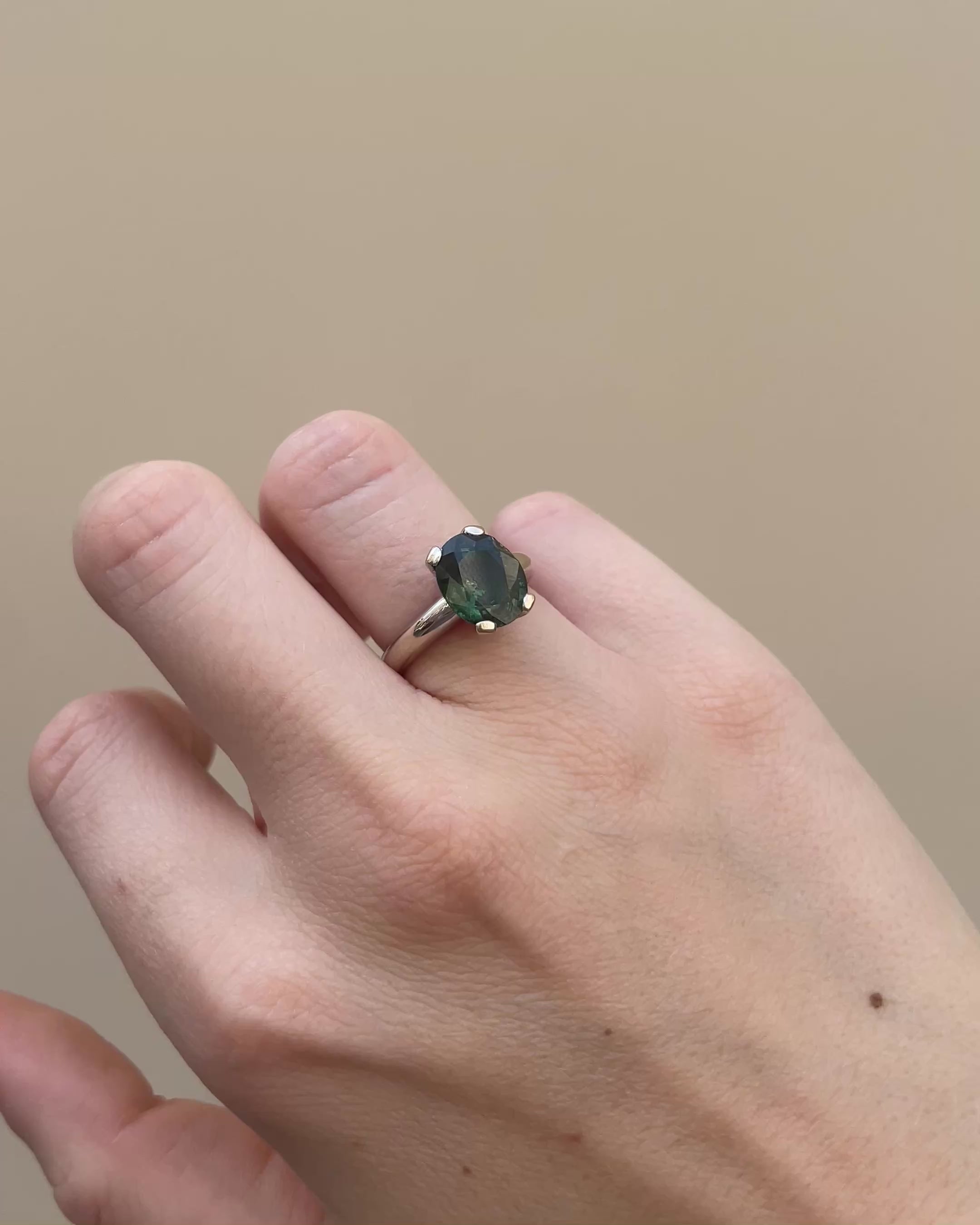 Bague Solitaire Saphir Vert 5.65 carats &quot;Rirae&quot;