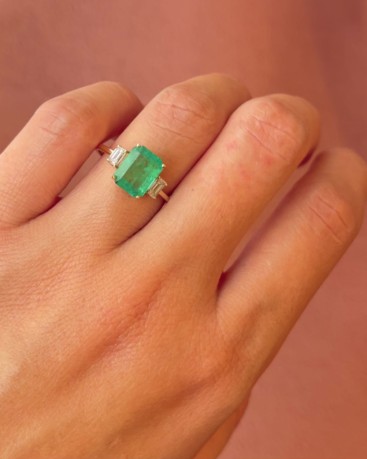 Bague Trilogie Émeraude 1.90 carat &amp; Diamants 0.40 carat "Ophélie"