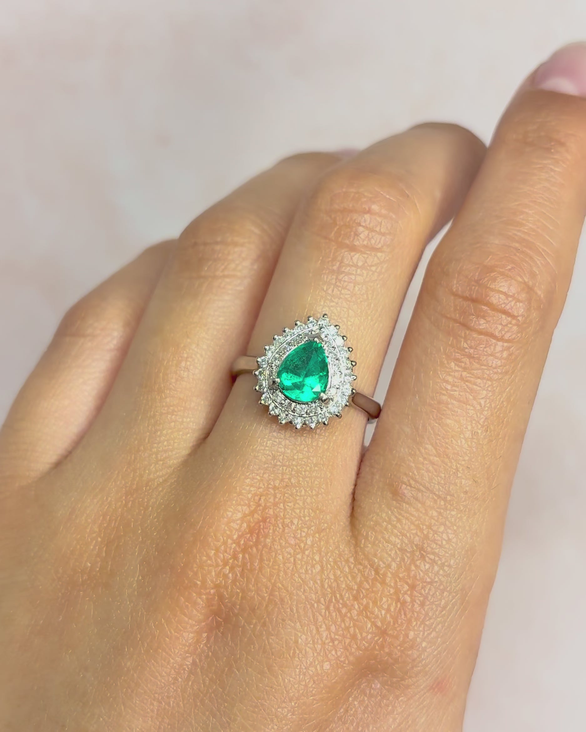 Anillo Margarita Esmeralda Colombiana 0.86 quilates y Diamantes 0.36 quilates "Mathilda"