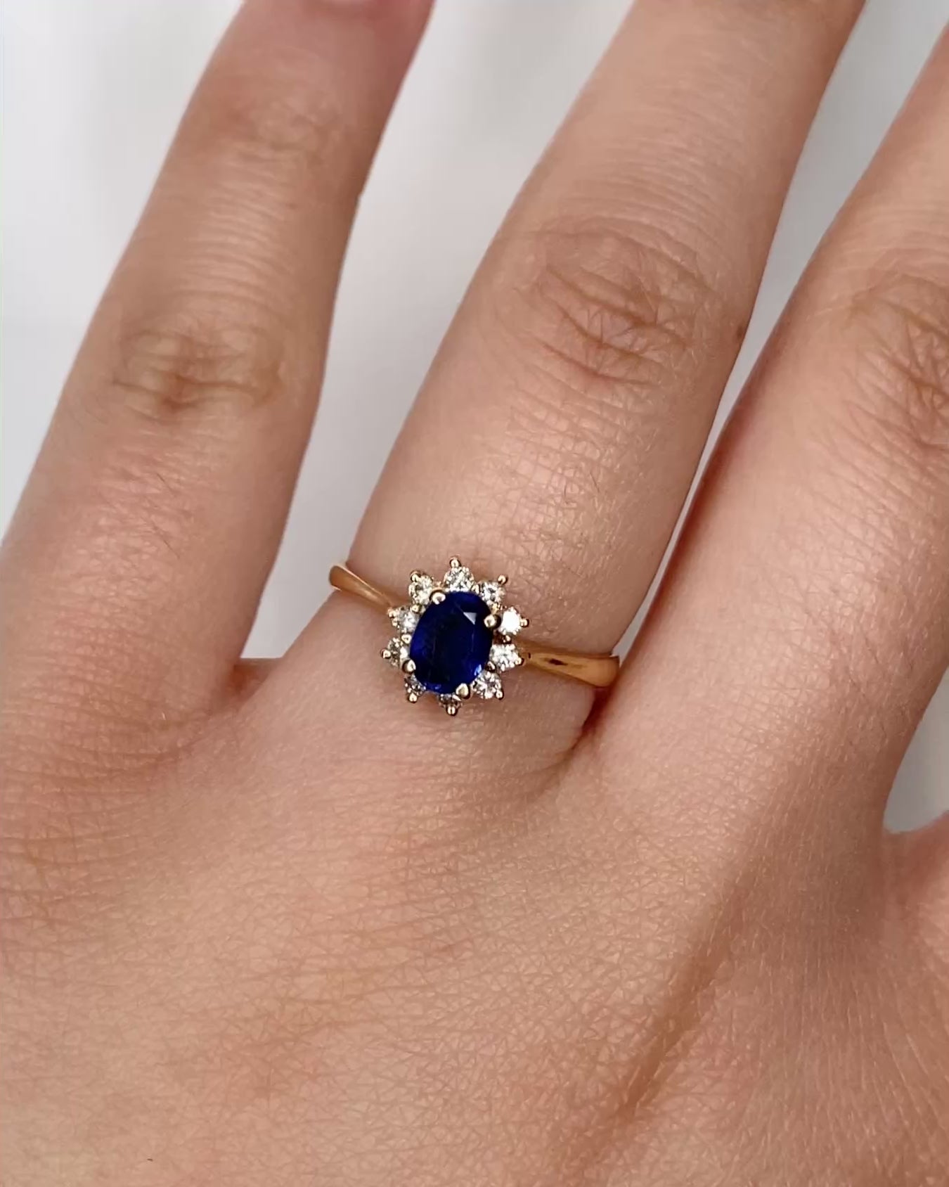 Marguerite Ring Sapphire 0.67 Carat &amp; Diamonds "Gabrielle"