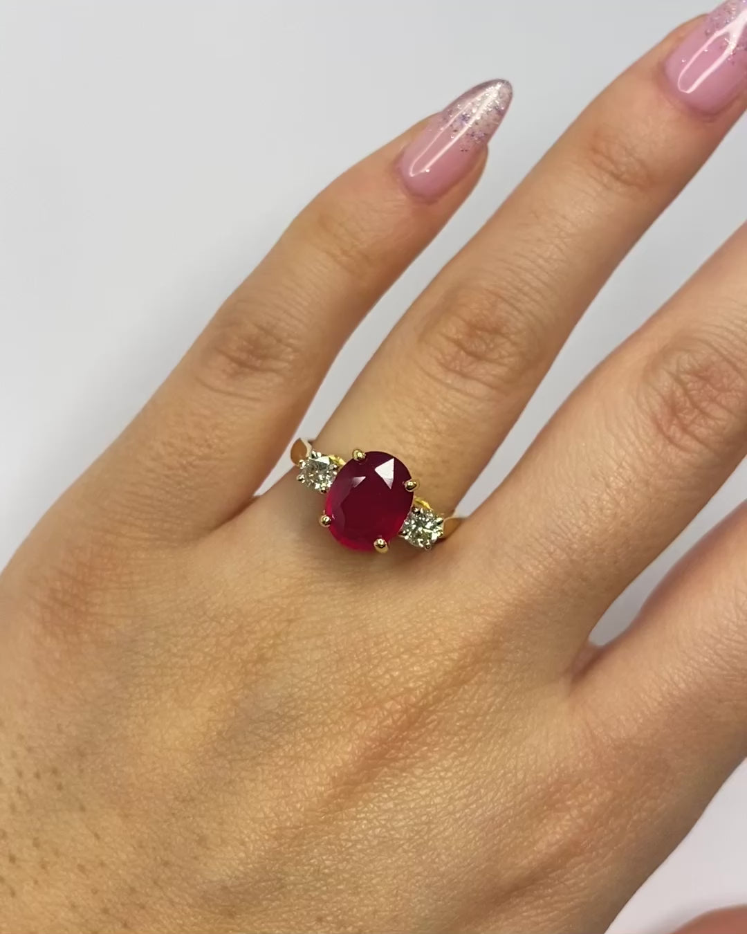 Bague Trilogie Rubis 4.13 carats &amp; Diamants 0.40 carat "Maydelis"