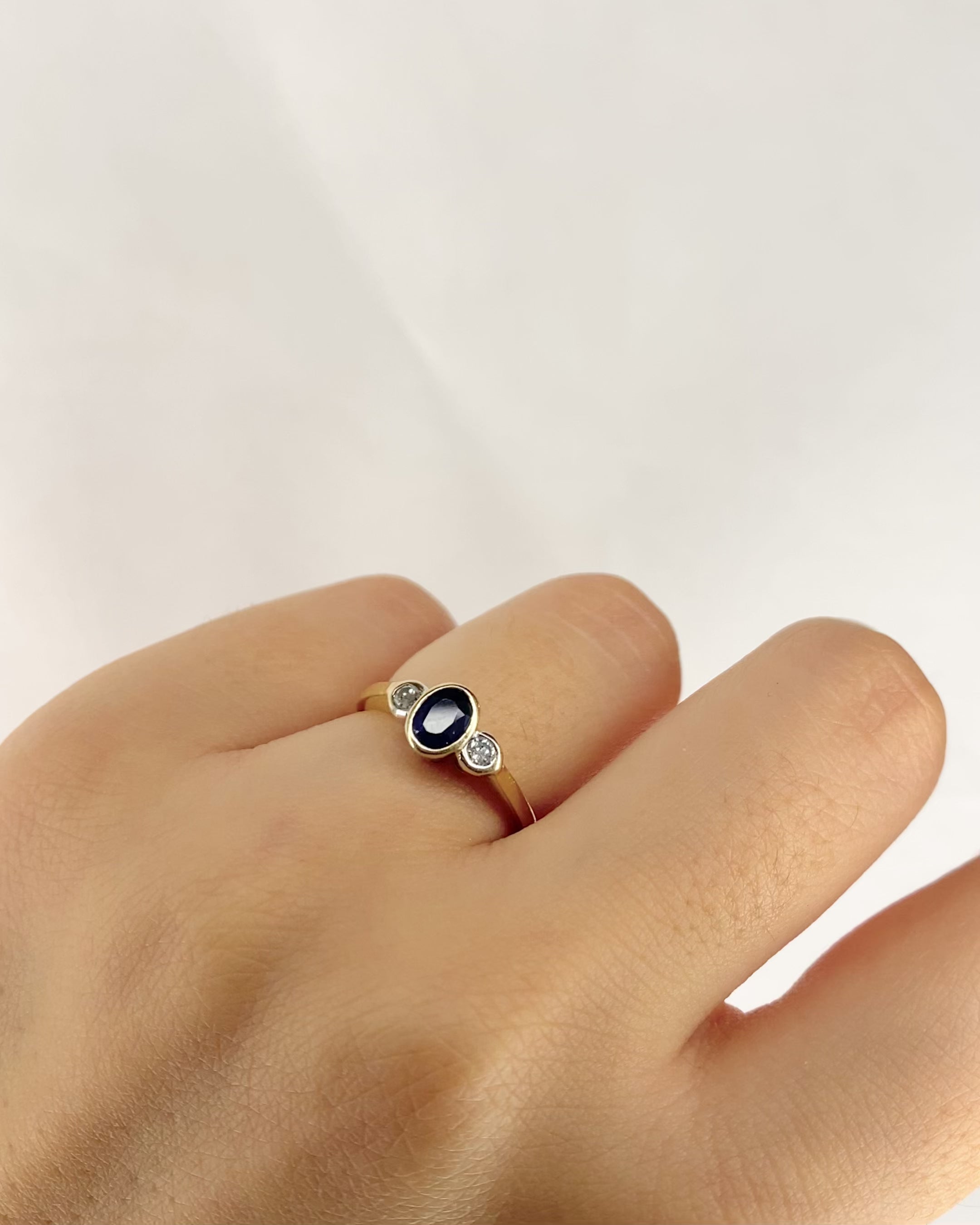 Bague Trilogie Saphir 0.45 carat &amp; 2 Diamants "Maïlys"
