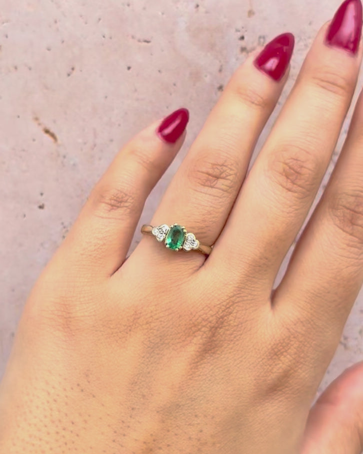 Anillo Trilogía Esmeralda y Diamantes "Germaine"